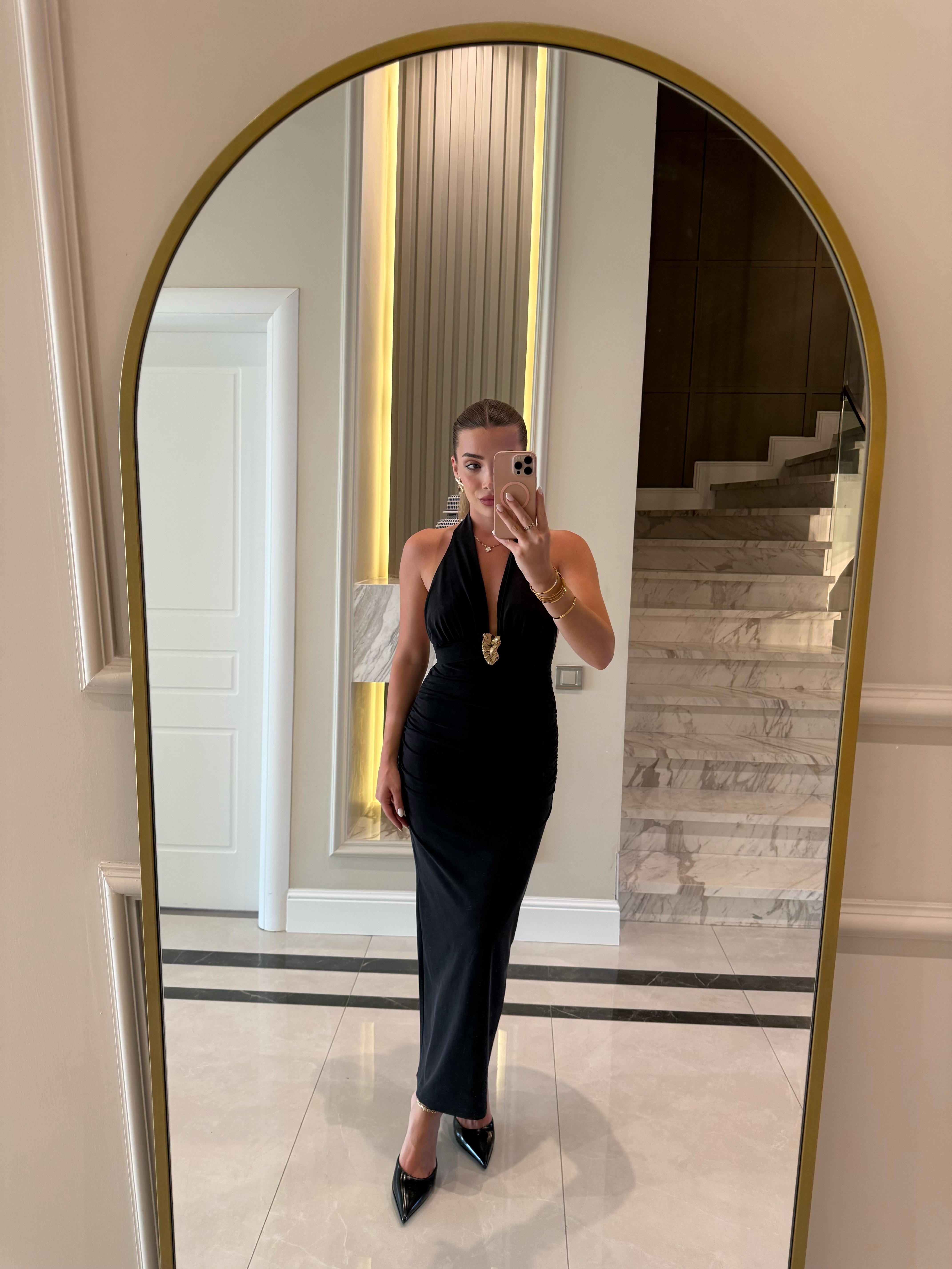 Gold Broş Detaylı Boyundan Bağlamalı Elbise -Siyah 