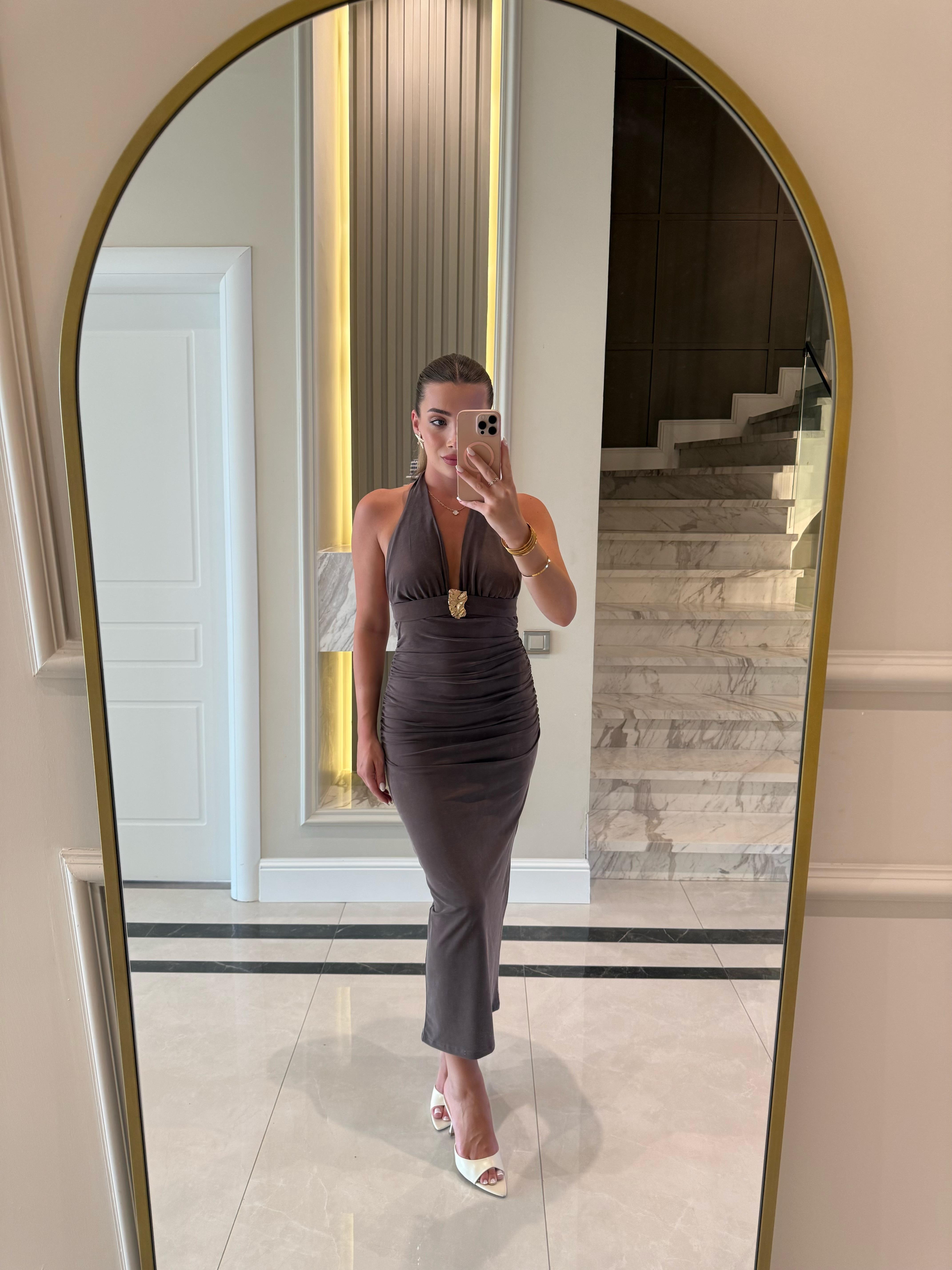 Gold Broş Detaylı Boyundan Bağlamalı Elbise -Kahve 