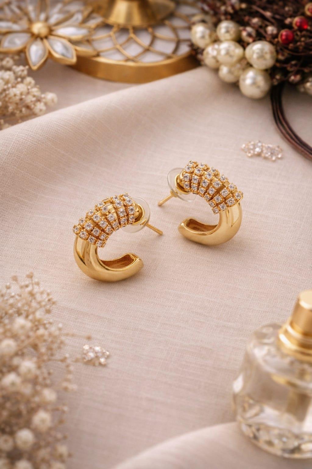 Gold Taşlı Yarım Halka Küpe