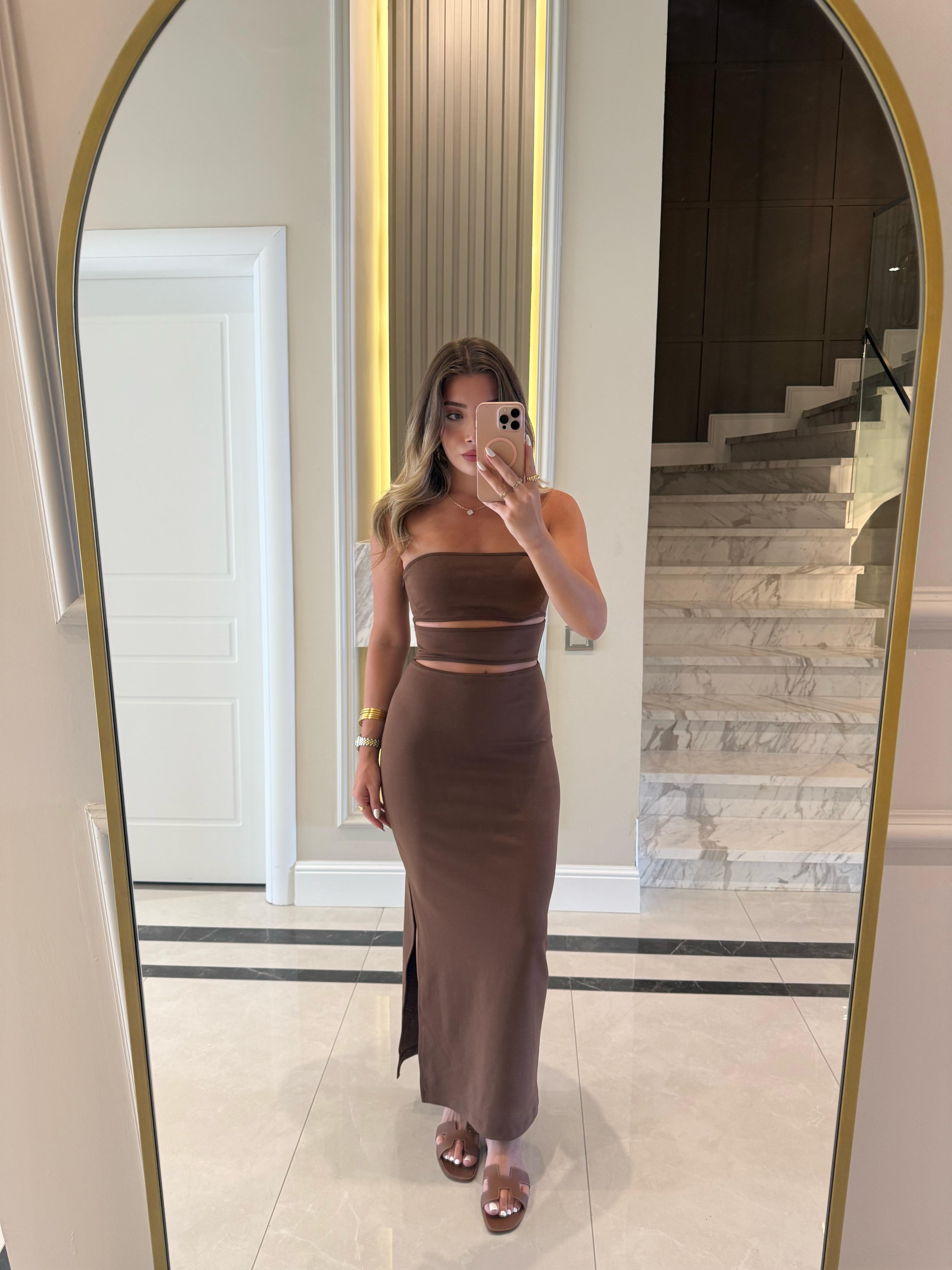 Kahve  Dekolte Detaylı Bedeni Saran Midi Boy Elbise