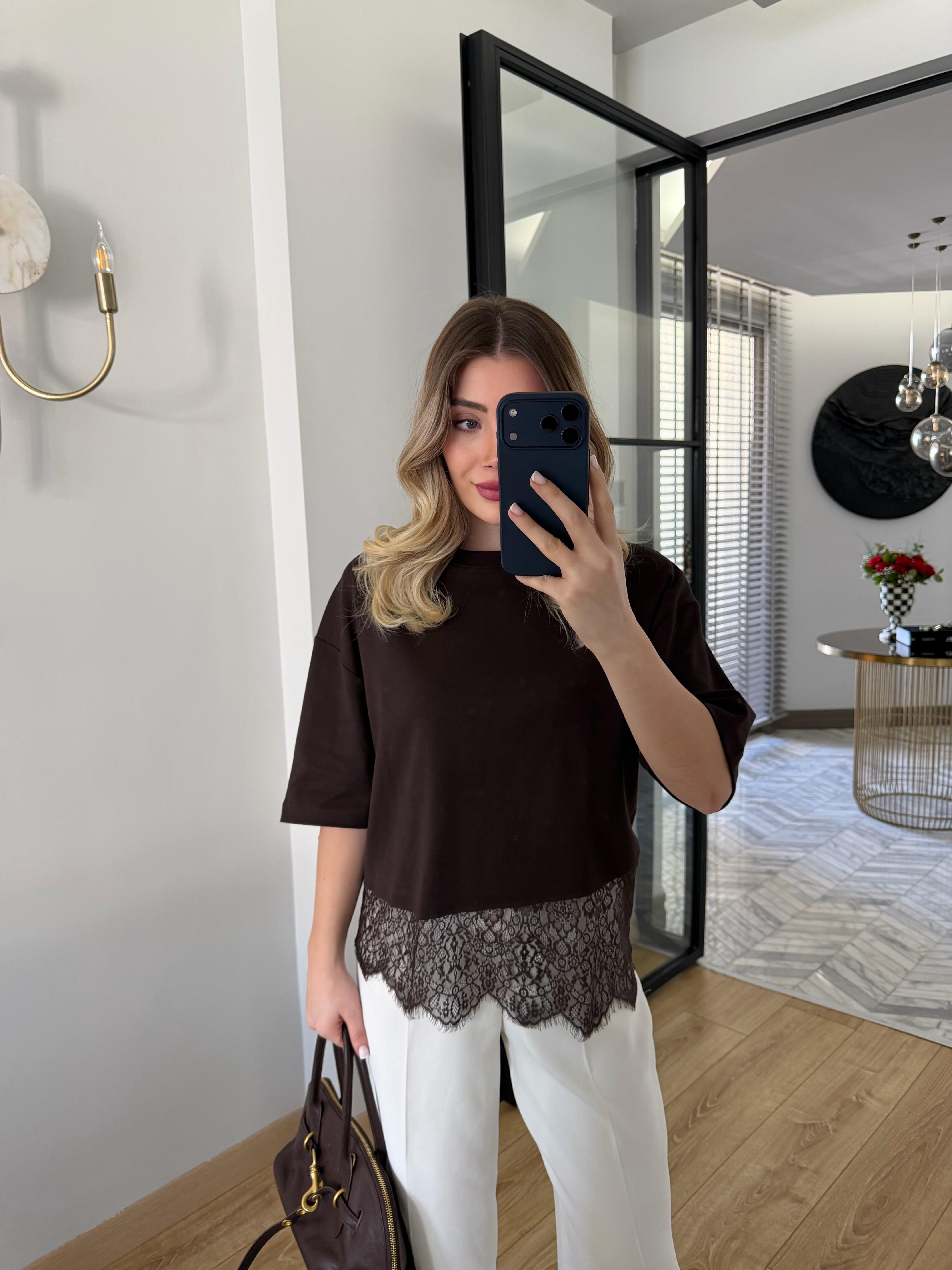 Kahverengi Altı Dantelli Kısa Kollu Bluz