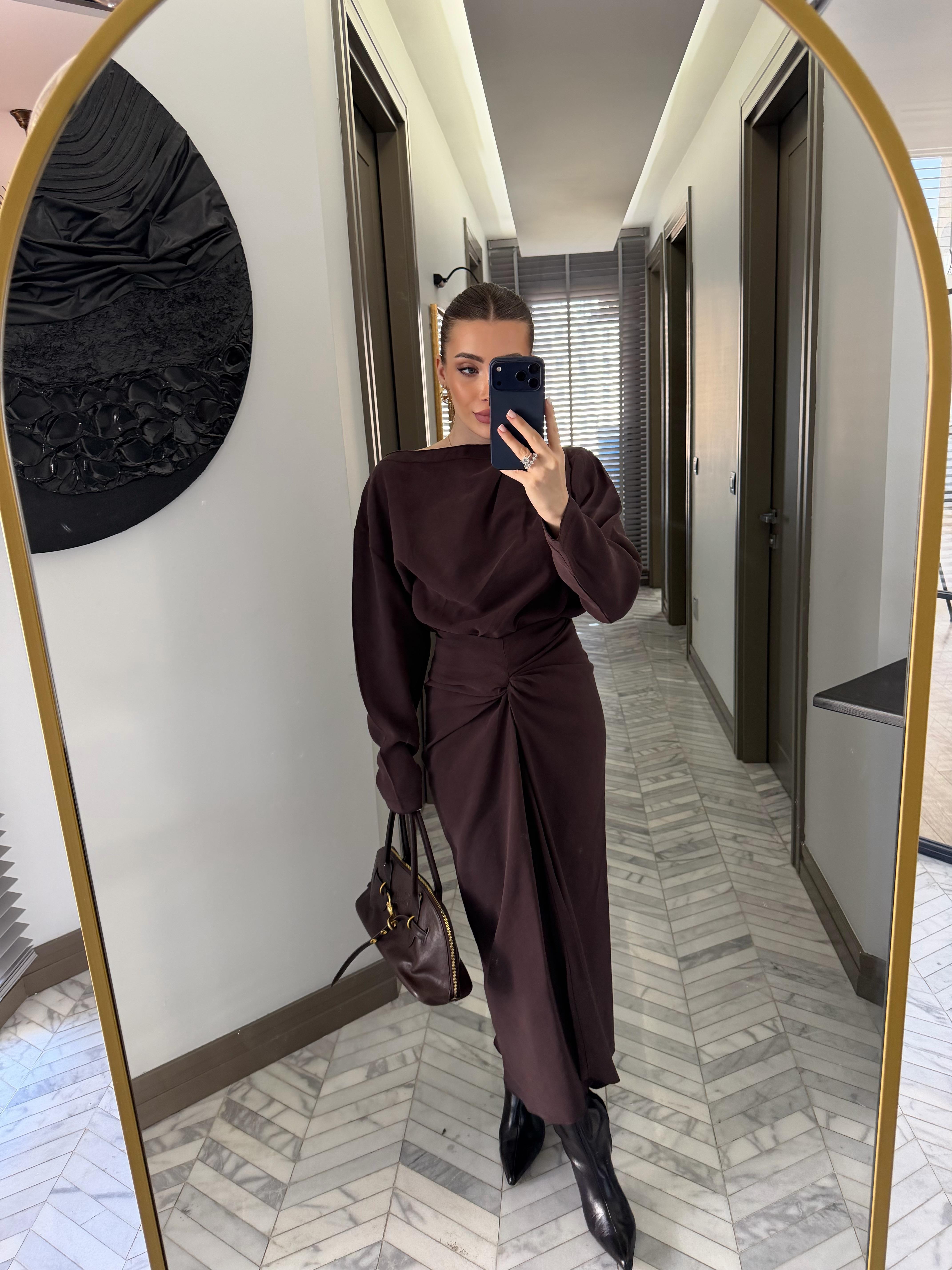 Kahverengi Asimetrik Burgu Detaylı Etek-Bluz Takım