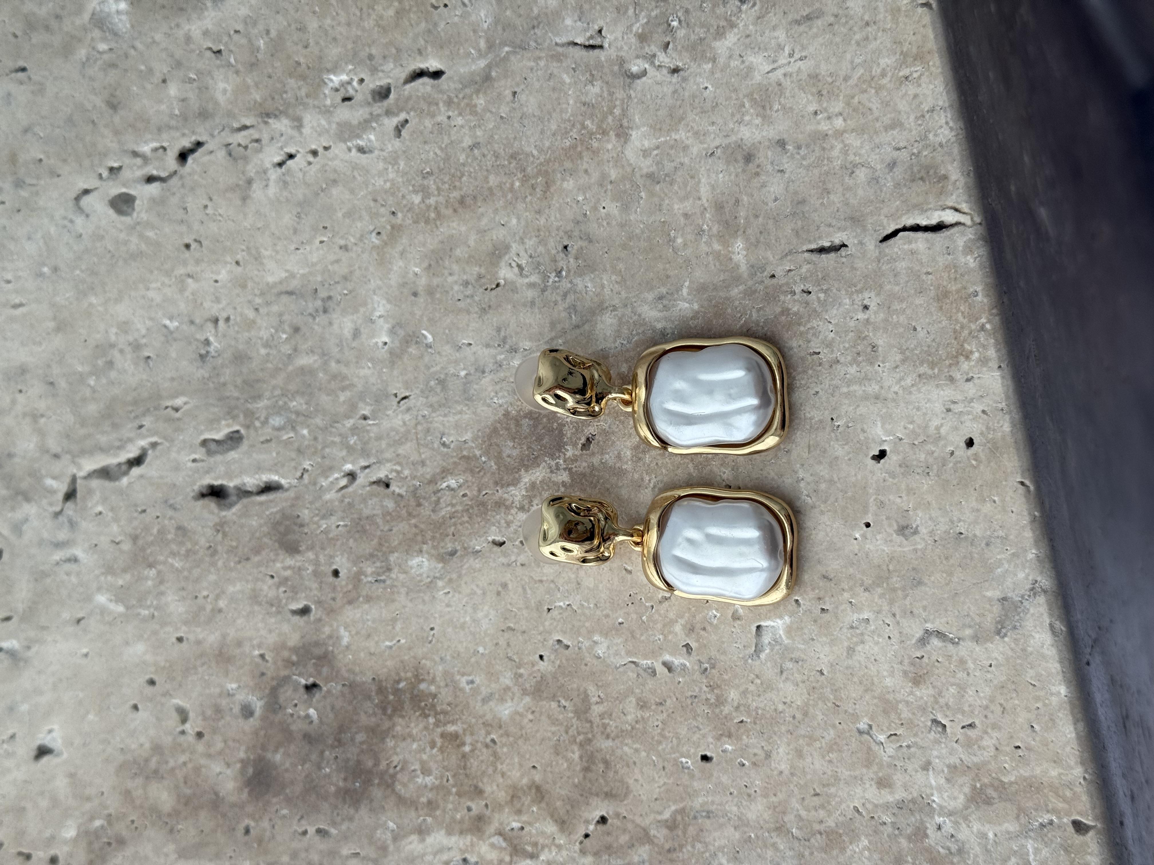 Kare Ekru Sedef Taşlı Küpe