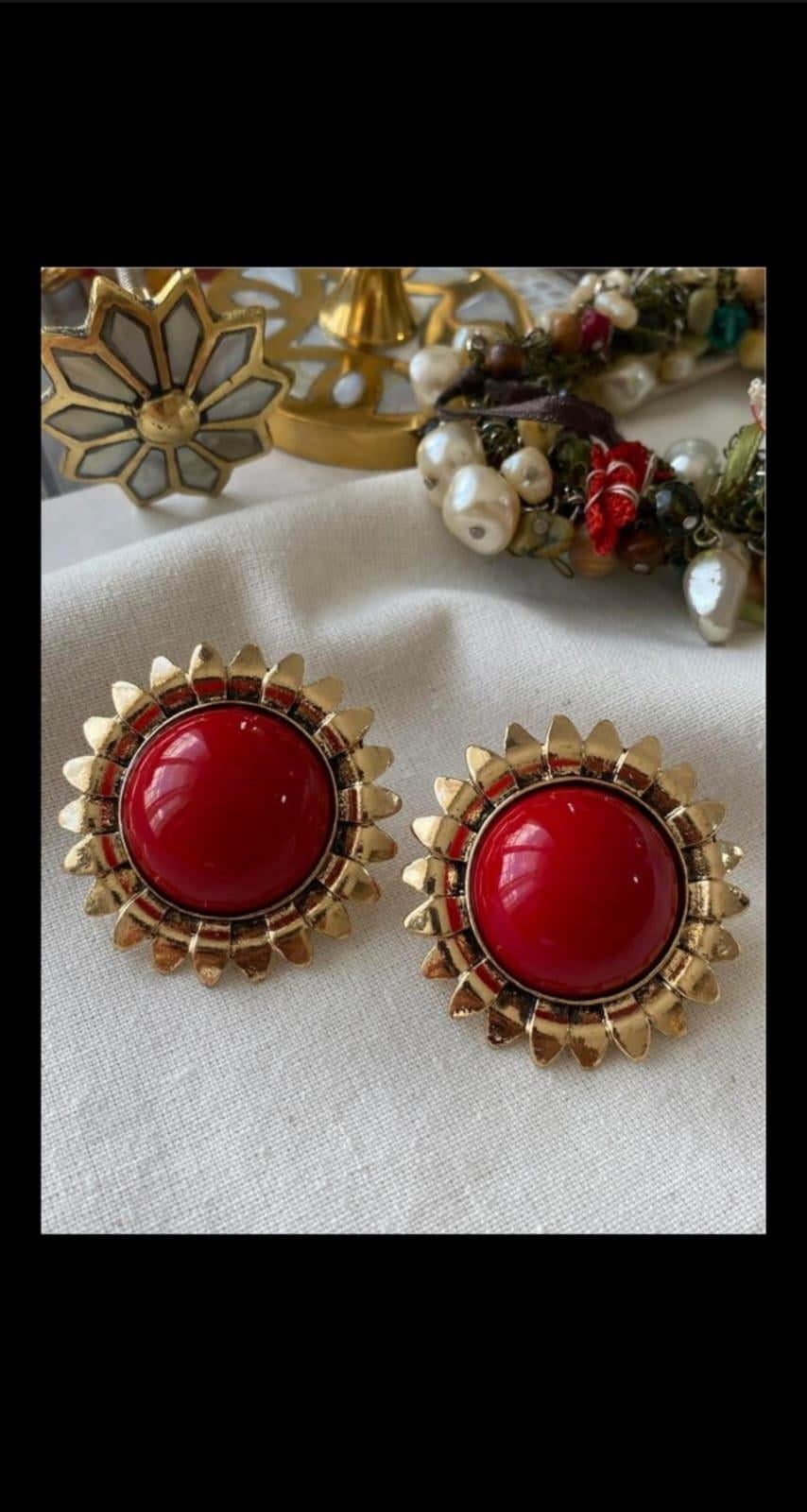 Kırmızı Mineli Düğme Küpe