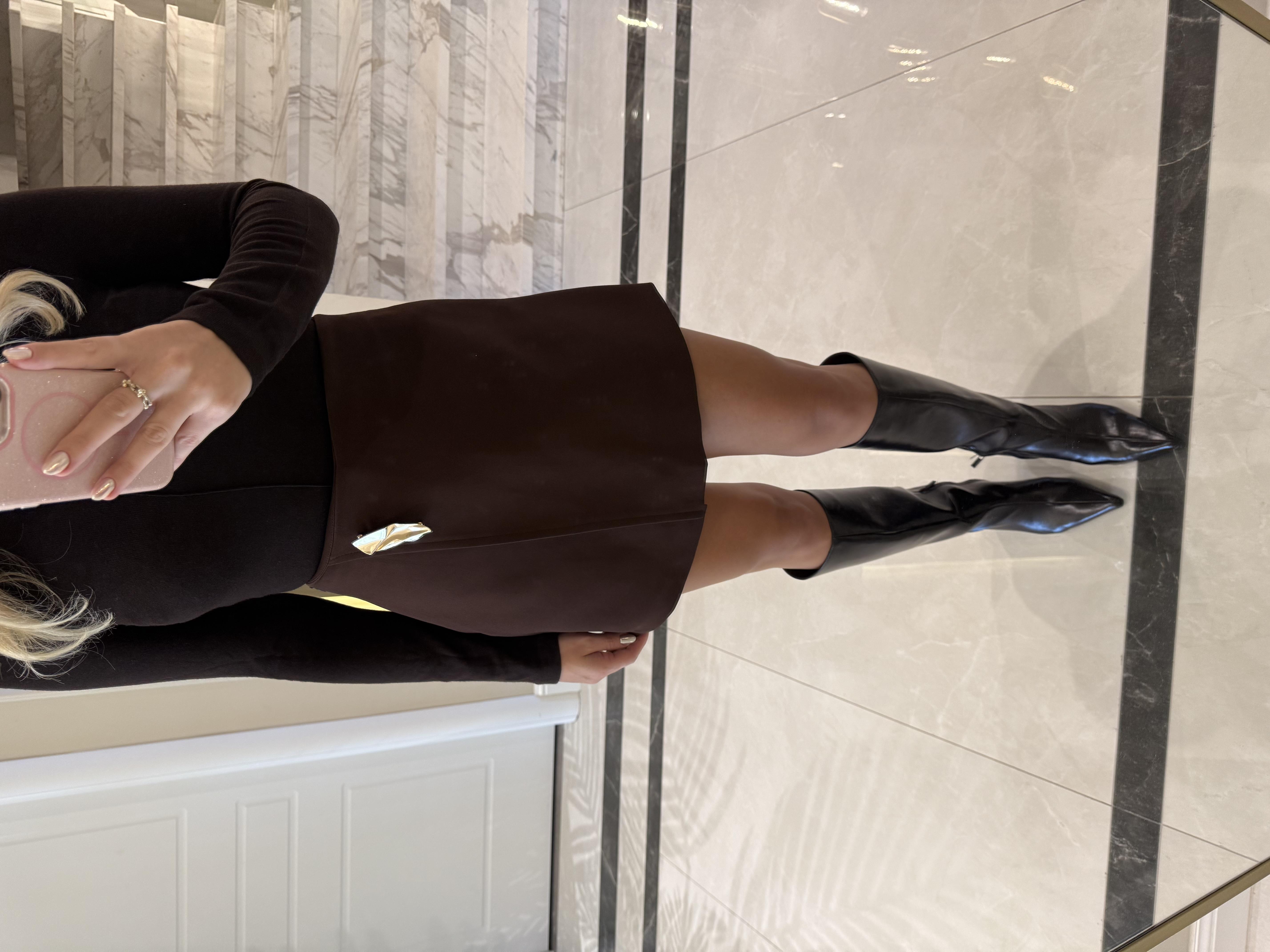 Orjinal Marka Broş Detaylı Şort Etek- Acı Kahve 