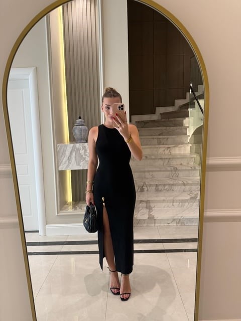 Siyah Aksesuar Detaylı Yırtmaçlı Triko Elbise