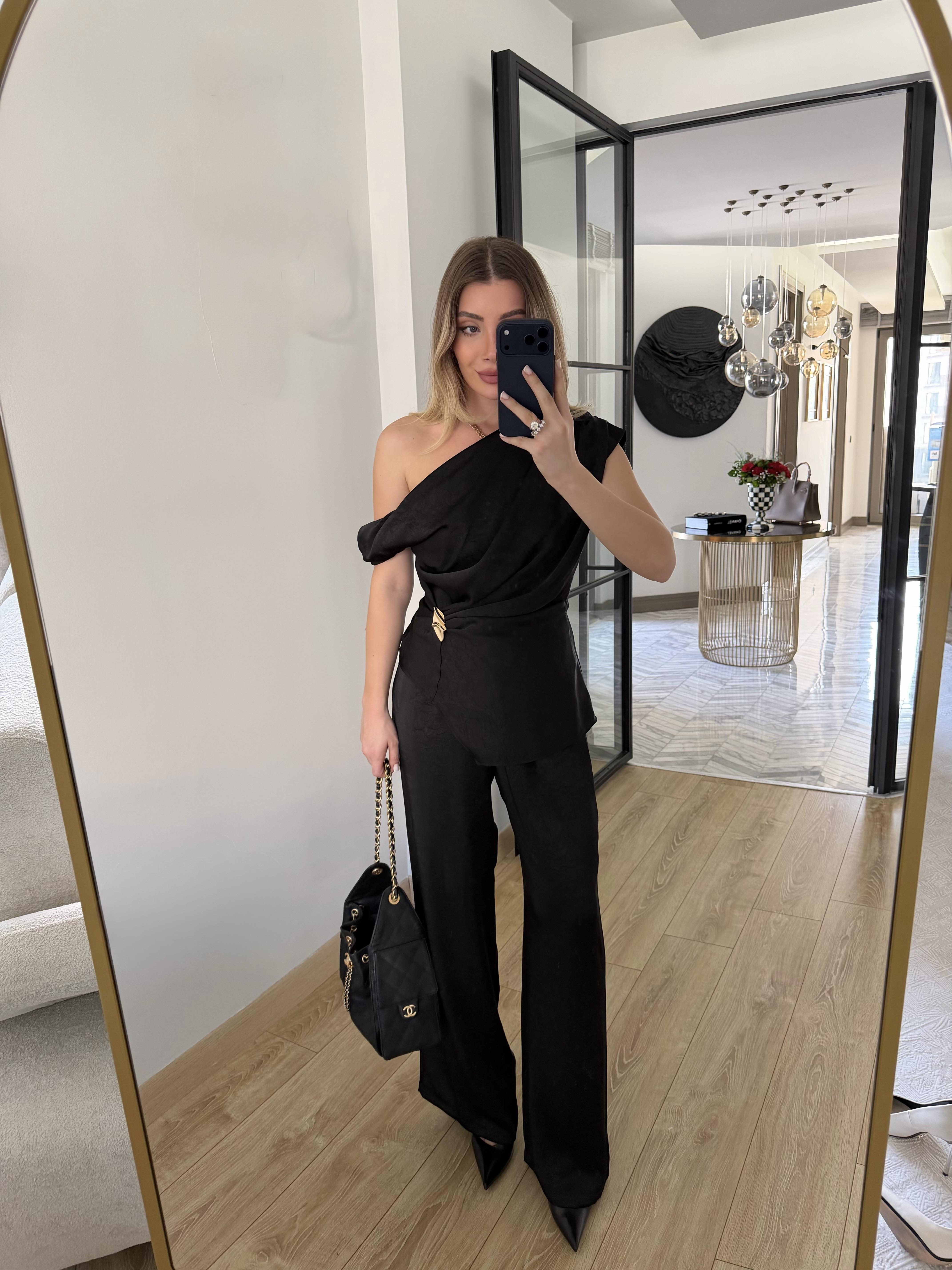 Siyah Broş Detaylı Degaje Yaka Saten Takım 