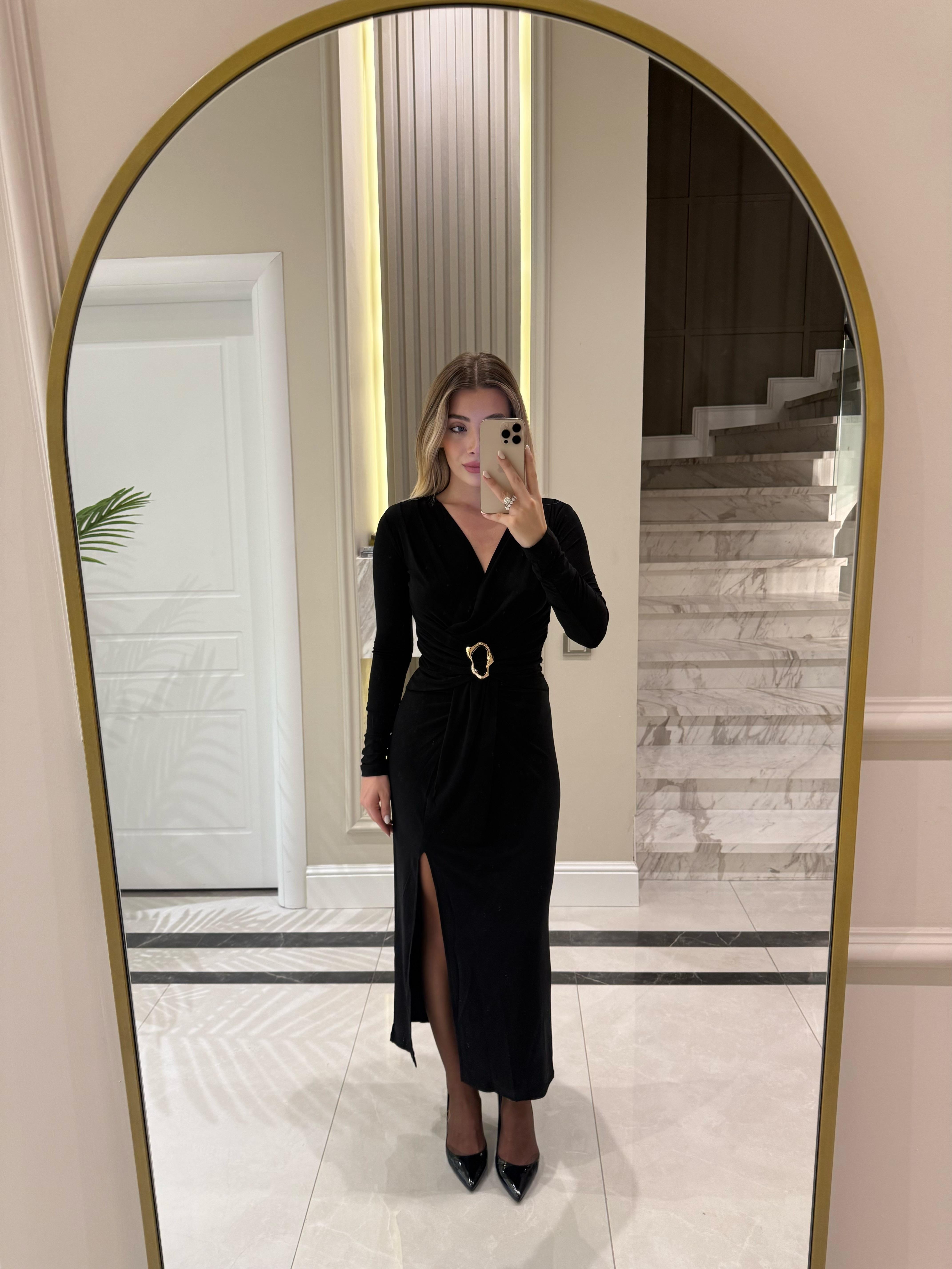 Siyah Broş Detaylı Yırtmaçlı Elbise