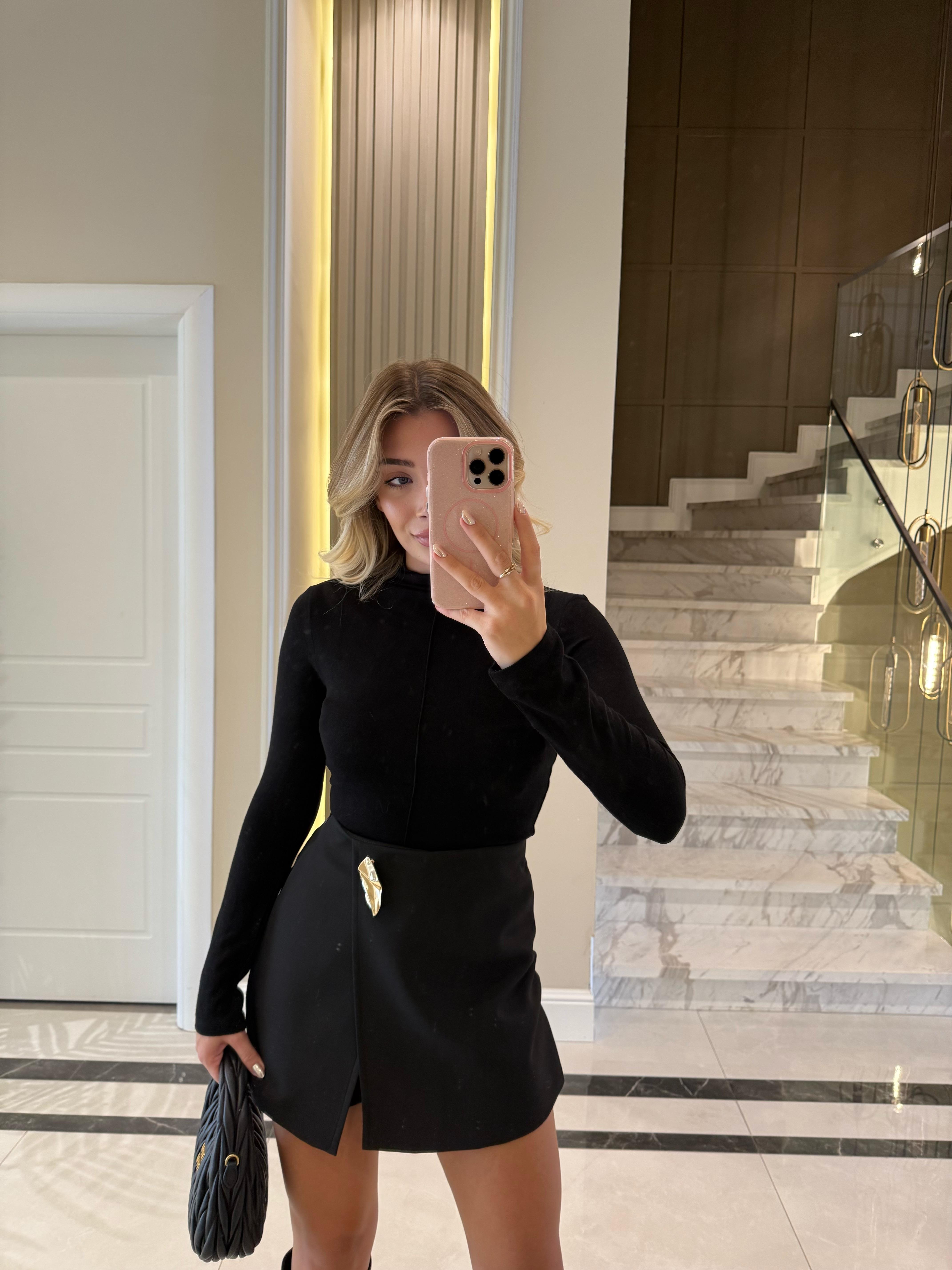 Siyah Dik Yaka Uzun Kollu Top -31319