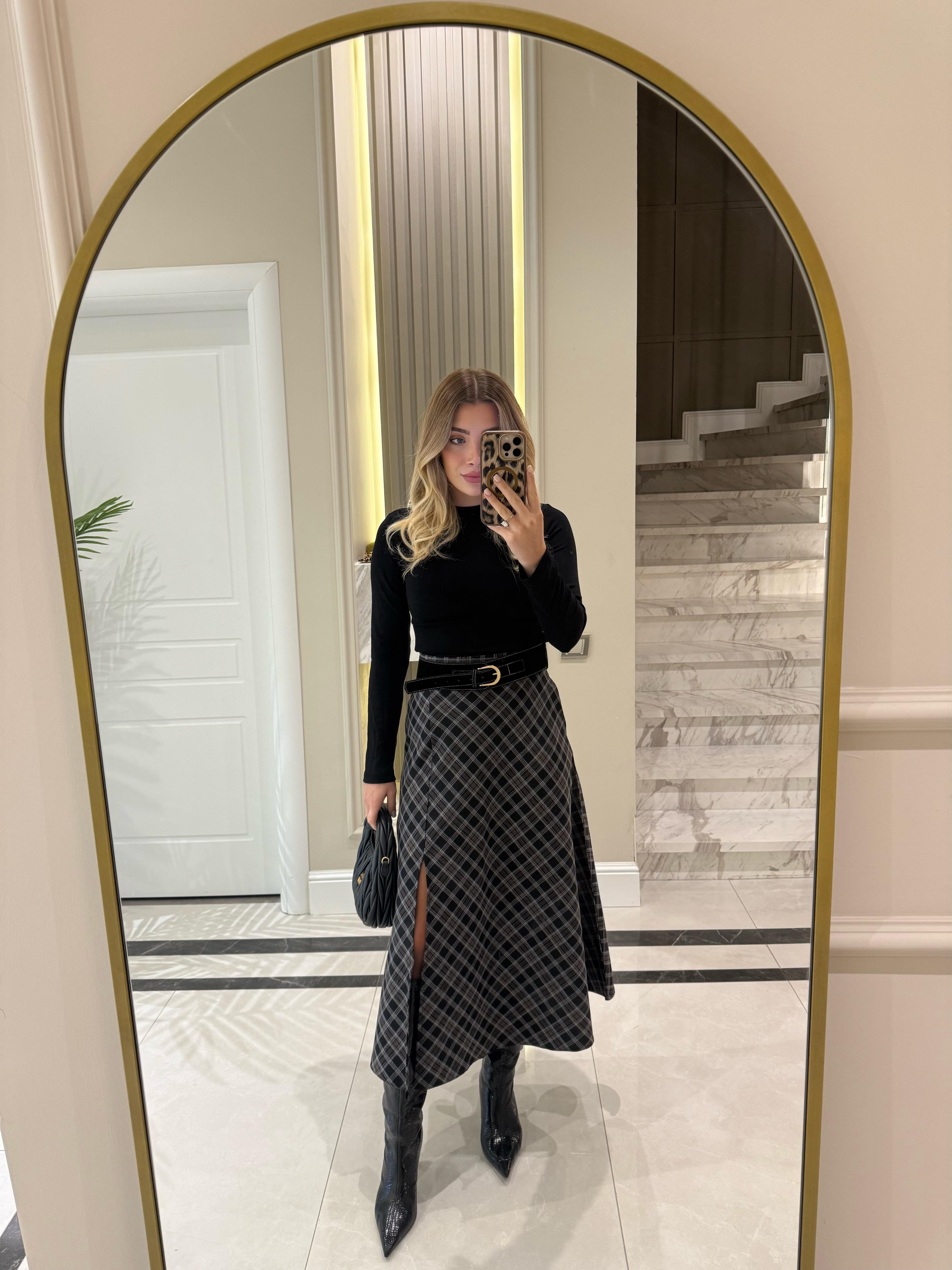 Siyah Ekoseli Midi Boy Yırtmaçlı Etek