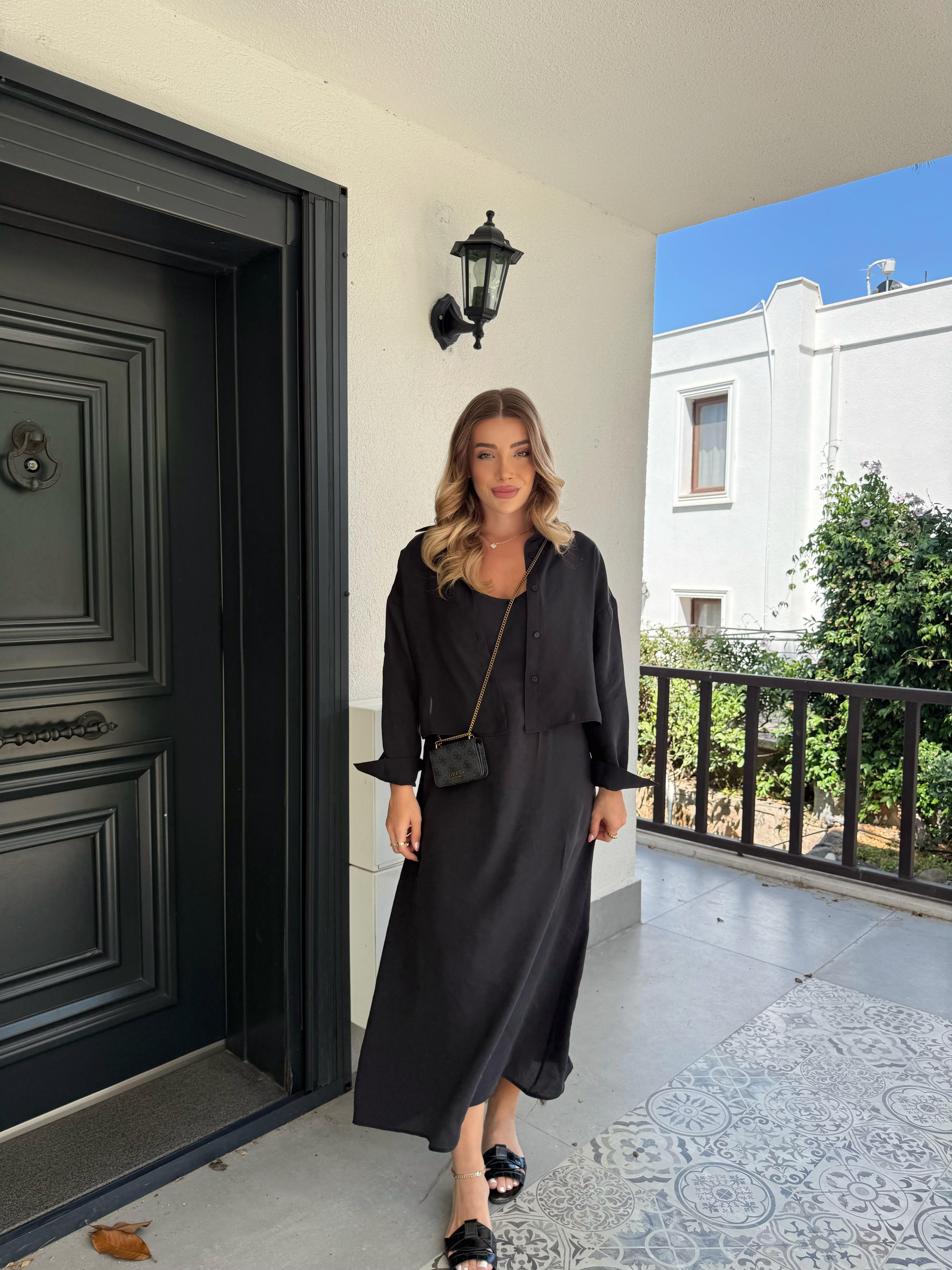 Siyah Gömlekli İp Askılı Elbise