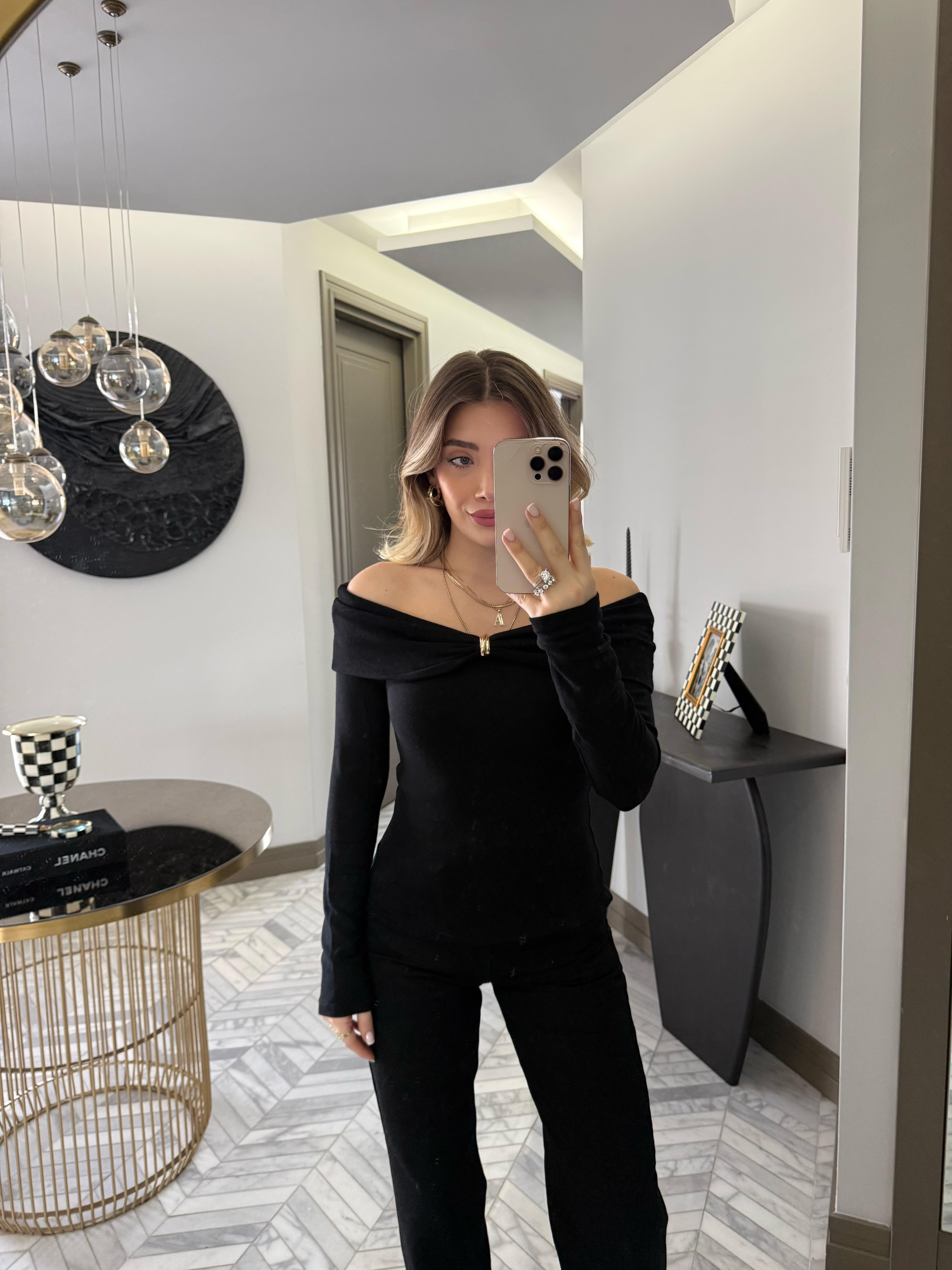 Siyah Madonna Yaka Aksesuarlı Bluz-1100