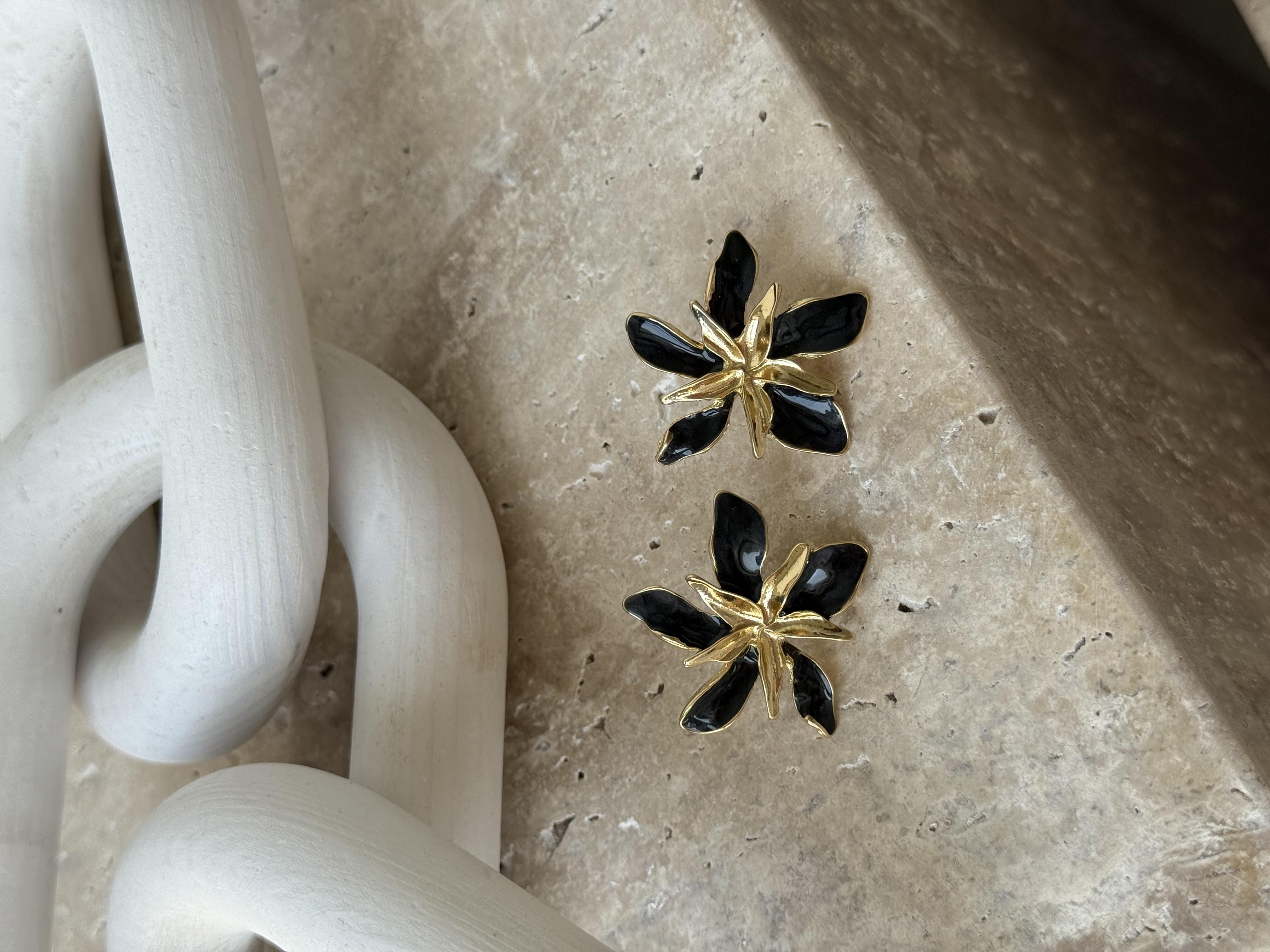 Siyah Mineli Mini Çiçek Küpe