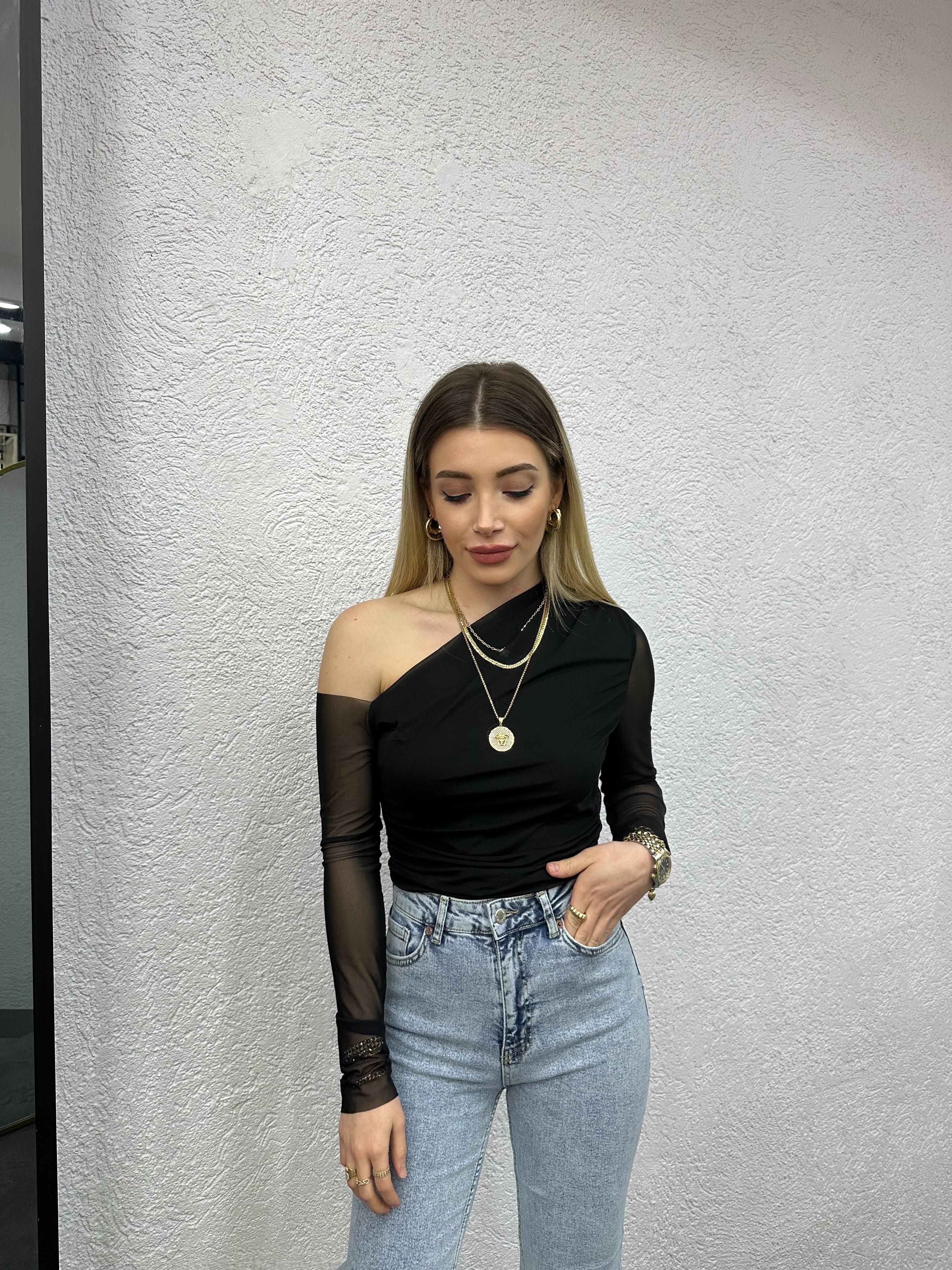 Siyah Omuz Detaylı Tül Bluz