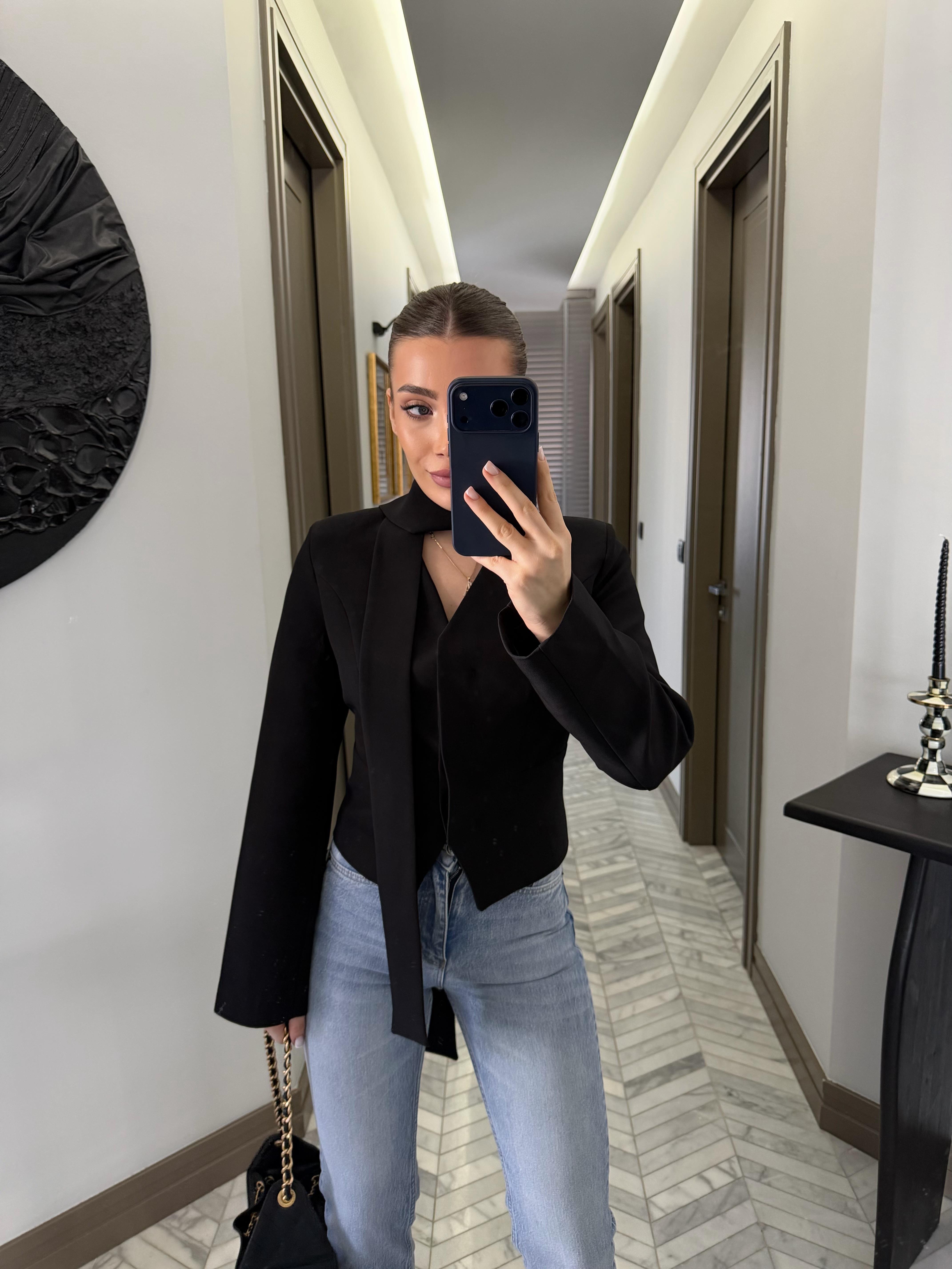 Siyah Oturtmalı Kısa Ceket-85175