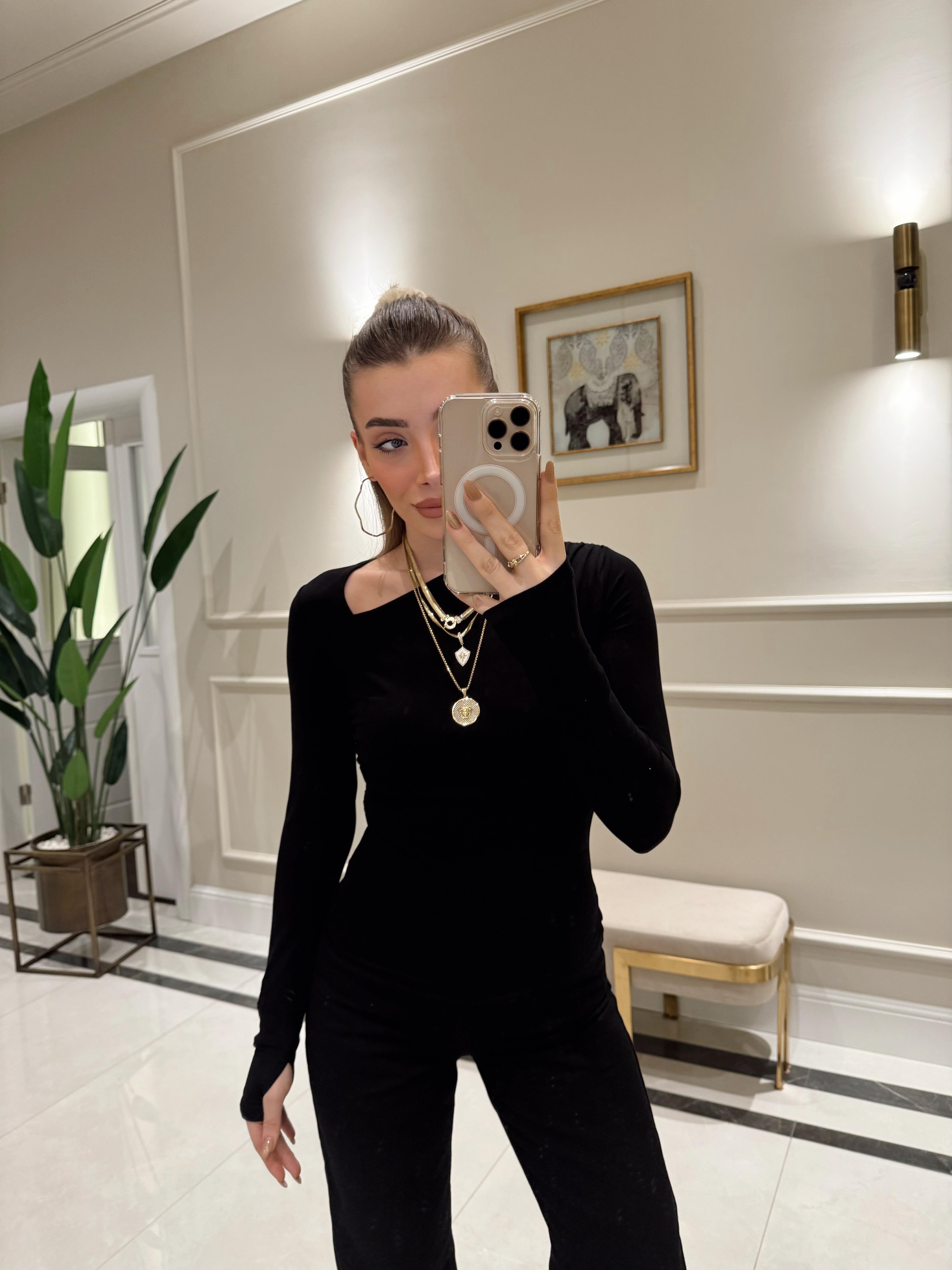 Siyah Parmak Geçirmeli DLV Yaka Detaylı Bluz 