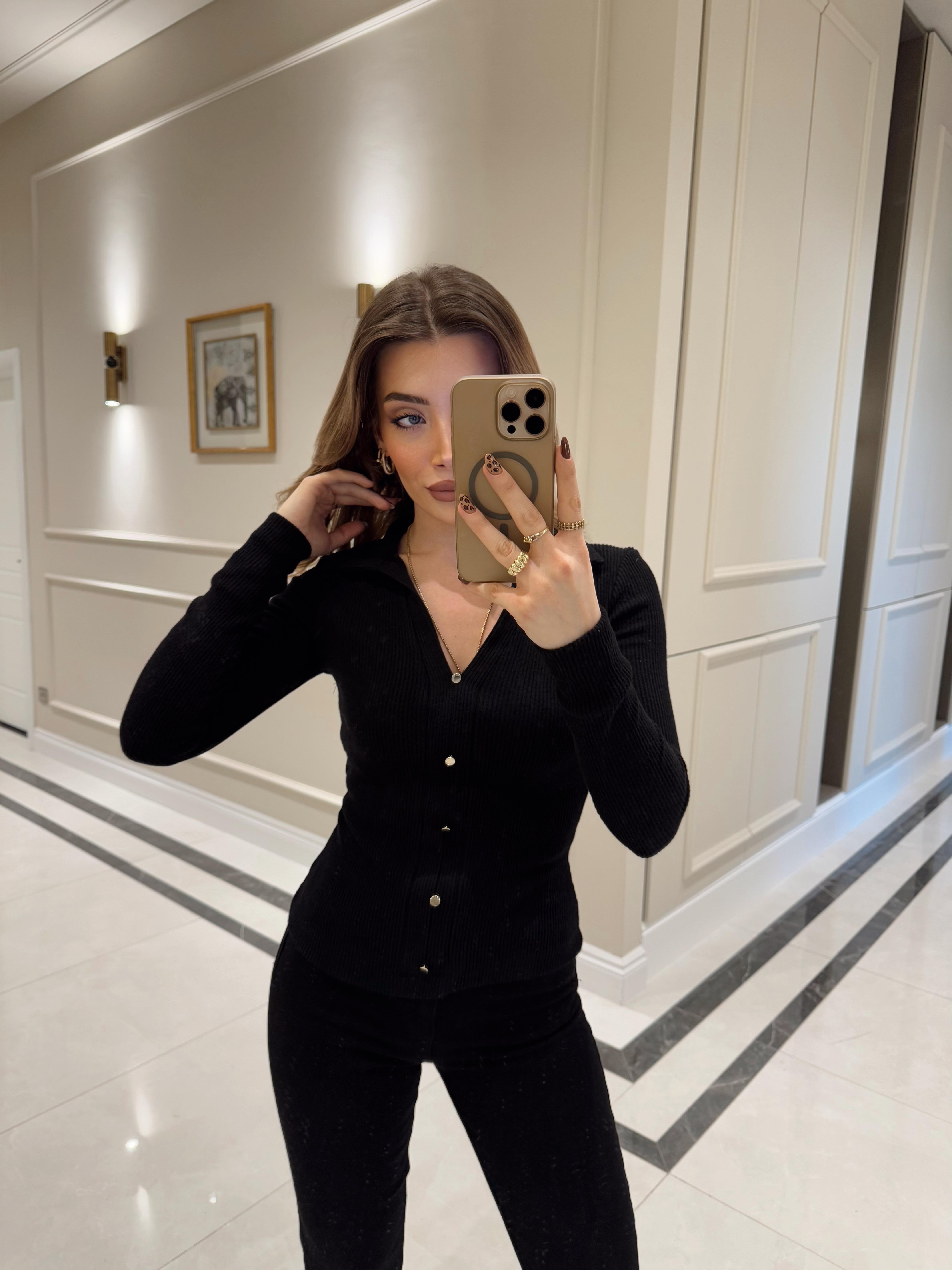 Siyah Polo Yaka Düğme Detaylı Top