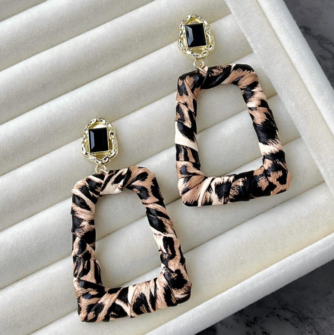 Siyah Taşlı Asimetrik Leopar Küpe