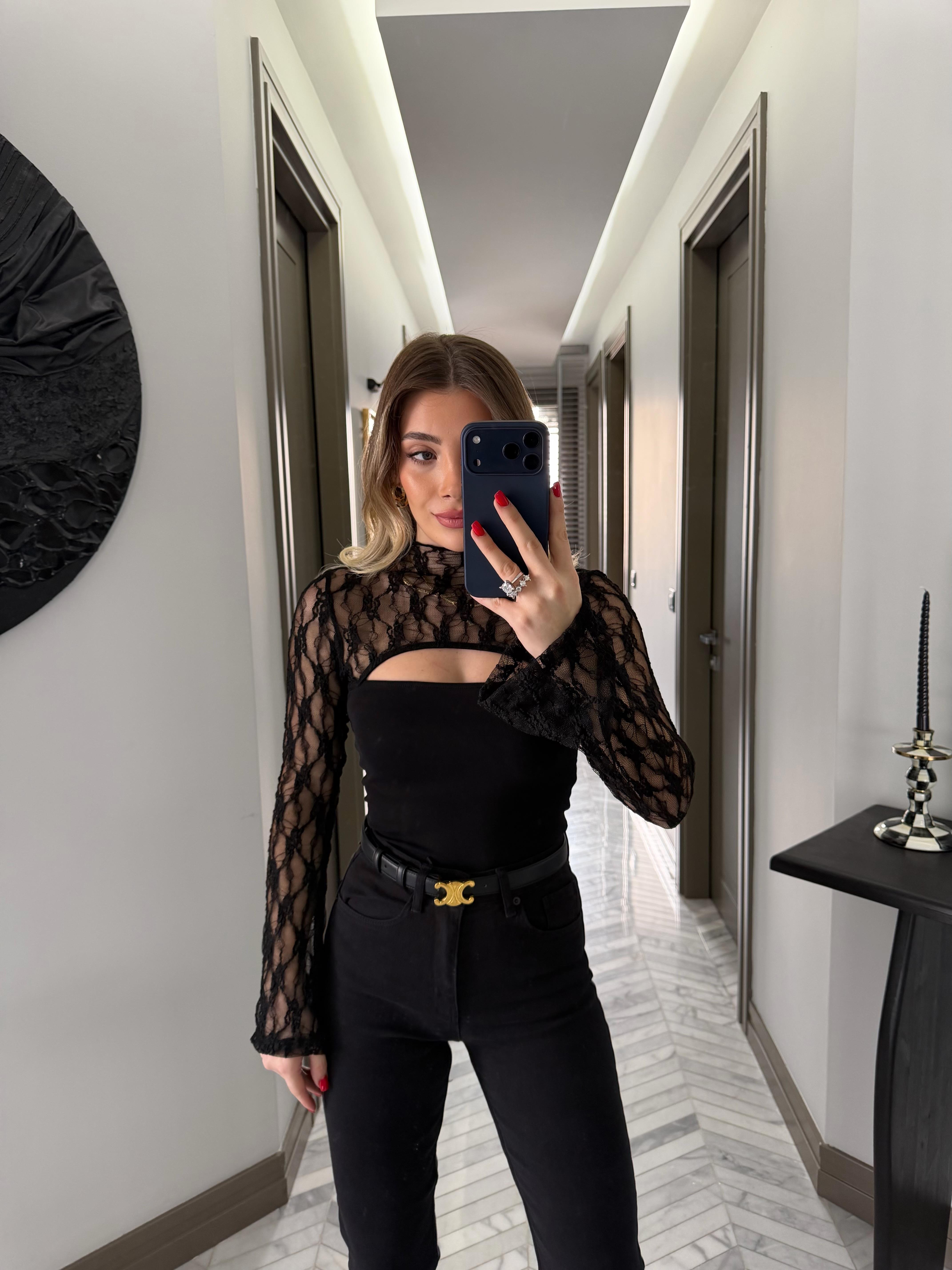 Siyah Üstü Kesik Dantelli Bluz-1020