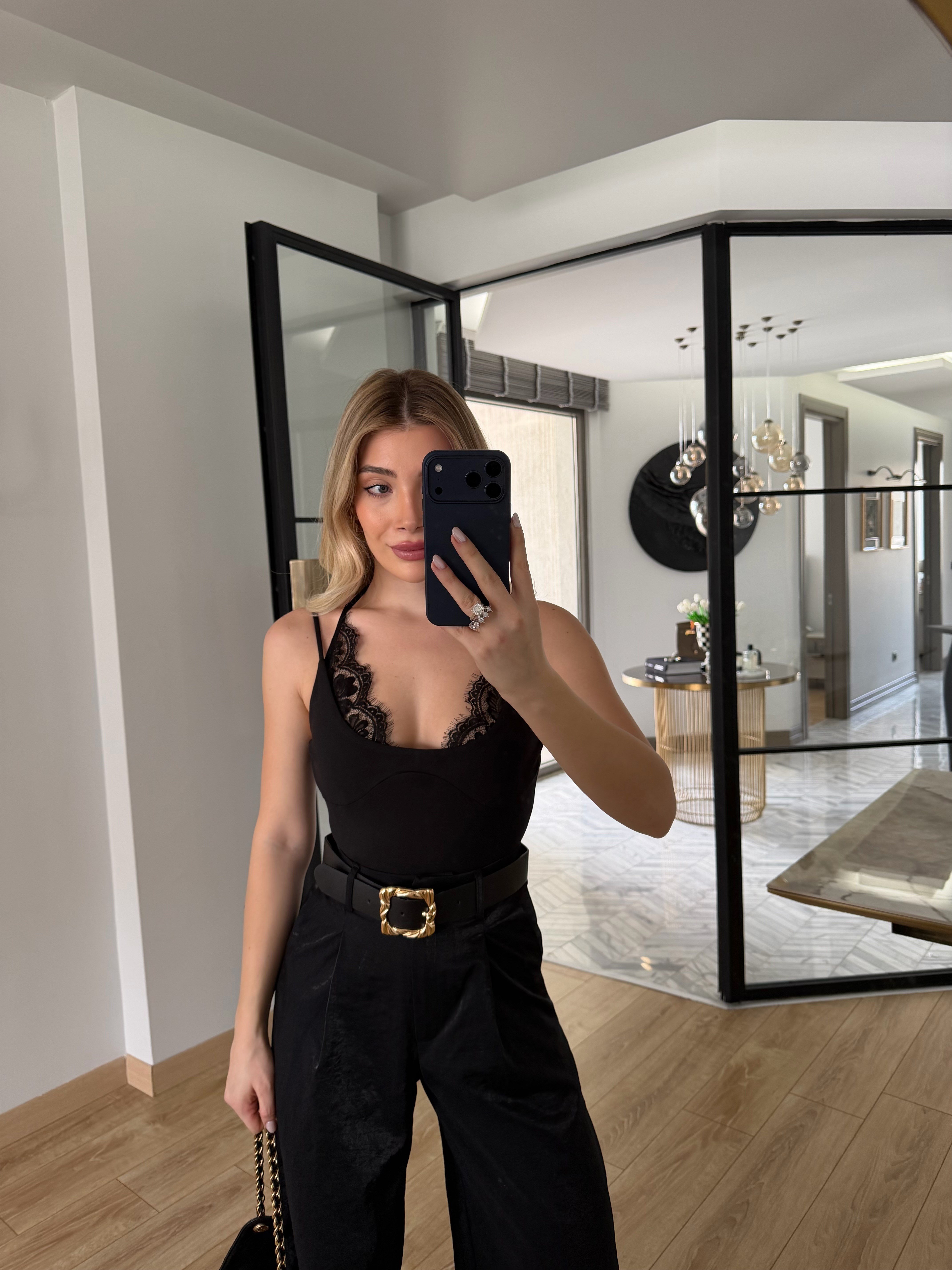 Siyah Yakası Dantelli Askılı Bodysuit