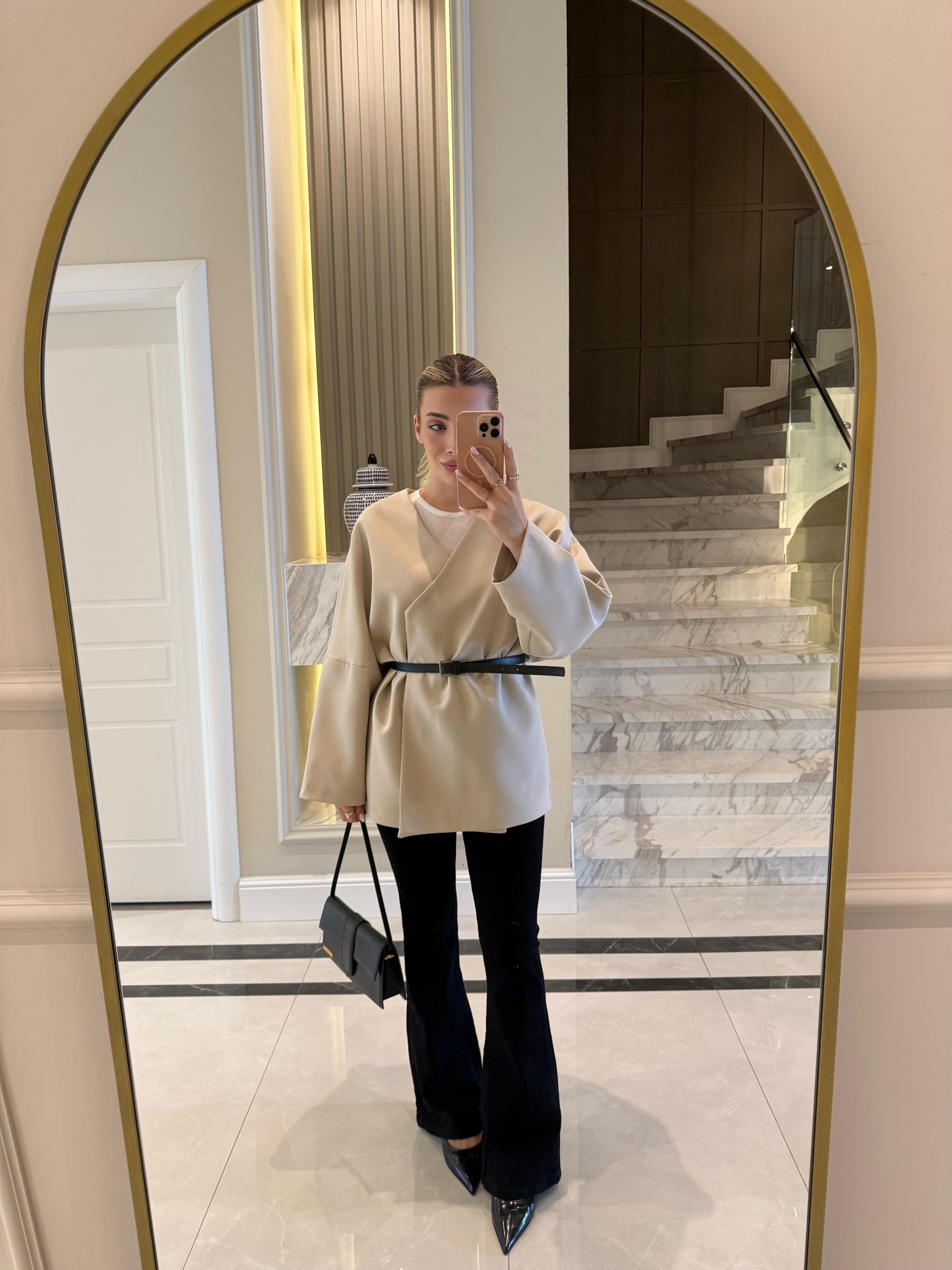 Taş Kemerli Oversize Ceket- ÖN SİPARİŞ ÜRÜNÜDÜR KARGO ÇIKIŞI 08.09.2025 TARİHİNDE OLACAK