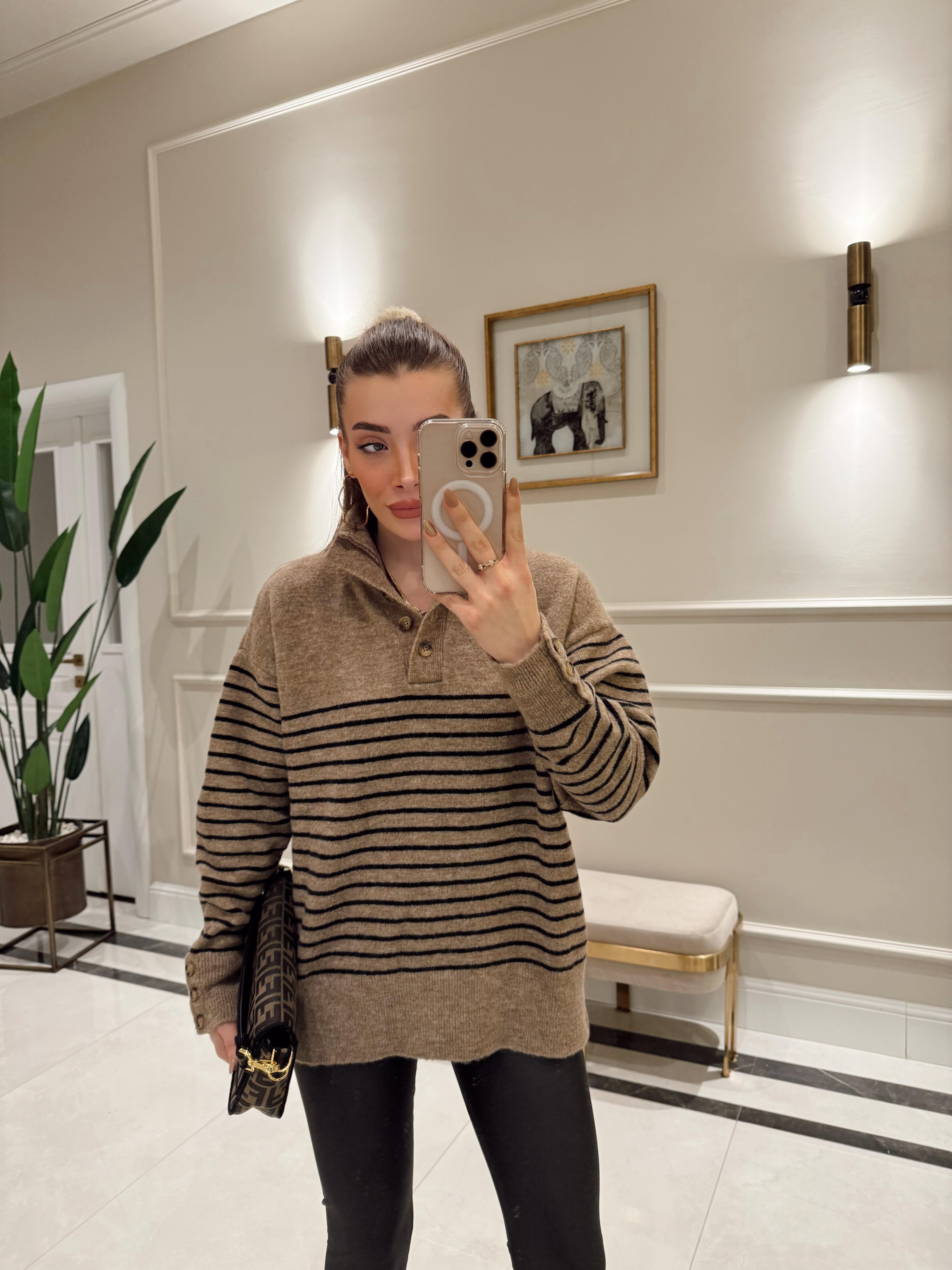 Vizon-Siyah  Dik Yaka Çizgili Düğmeli Triko Kazak