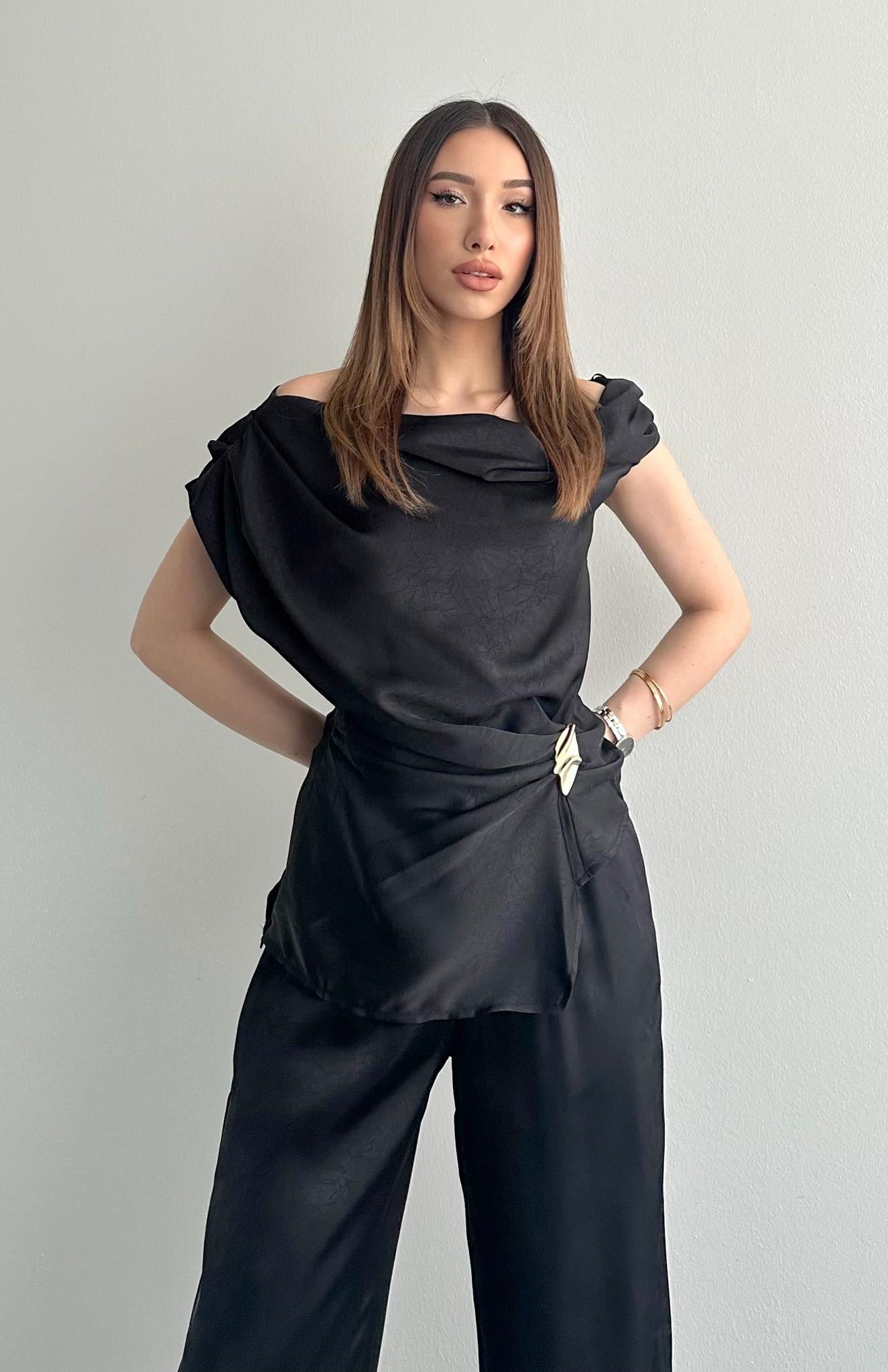 Aksesuar Detaylı Bluz SİYAH