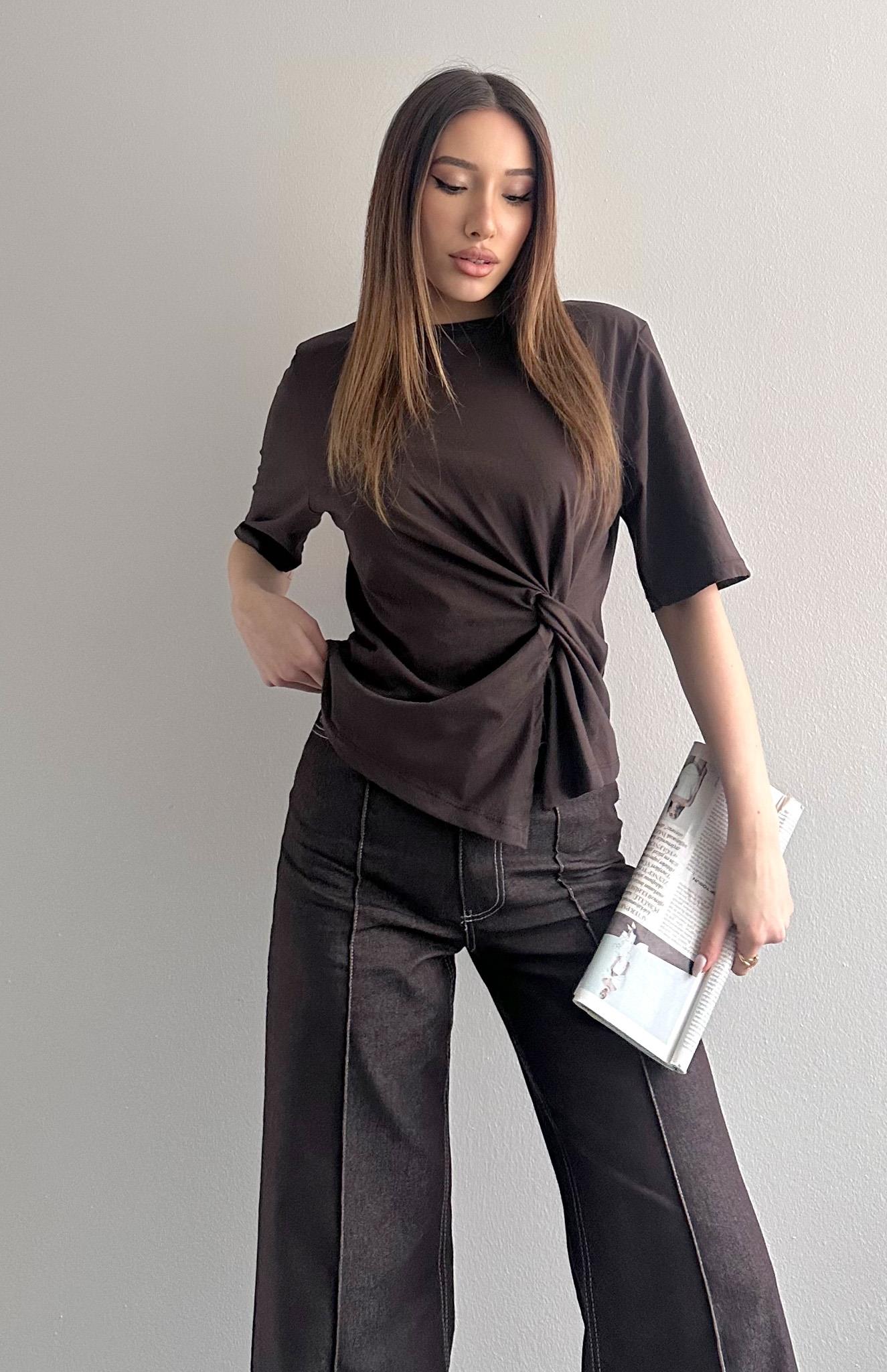 Omzu Vatkalı Yanı Düğümlü T-shirt KAHVERENGİ