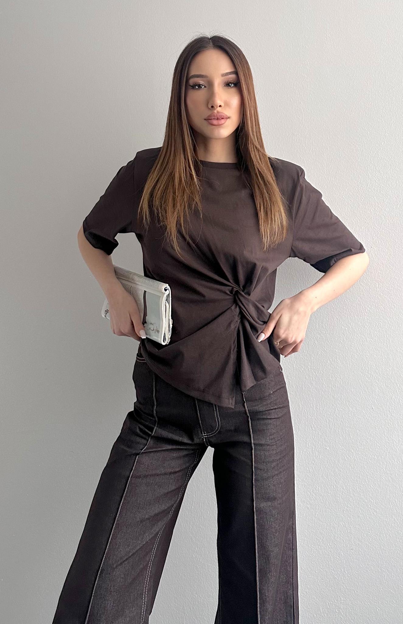 Omzu Vatkalı Yanı Düğümlü T-shirt KAHVERENGİ