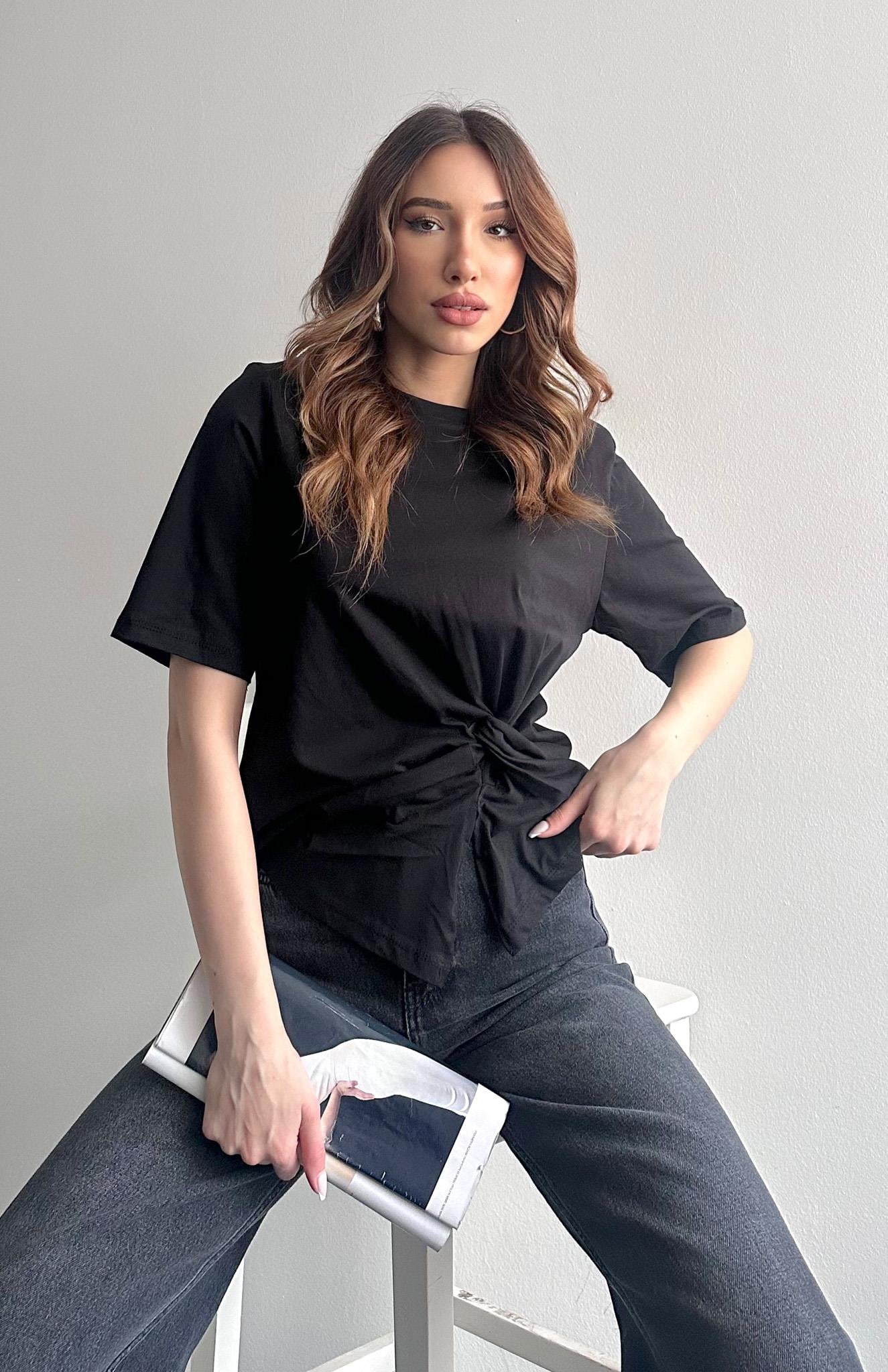 Omzu Vatkalı Yanı Düğümlü T-shirt SİYAH