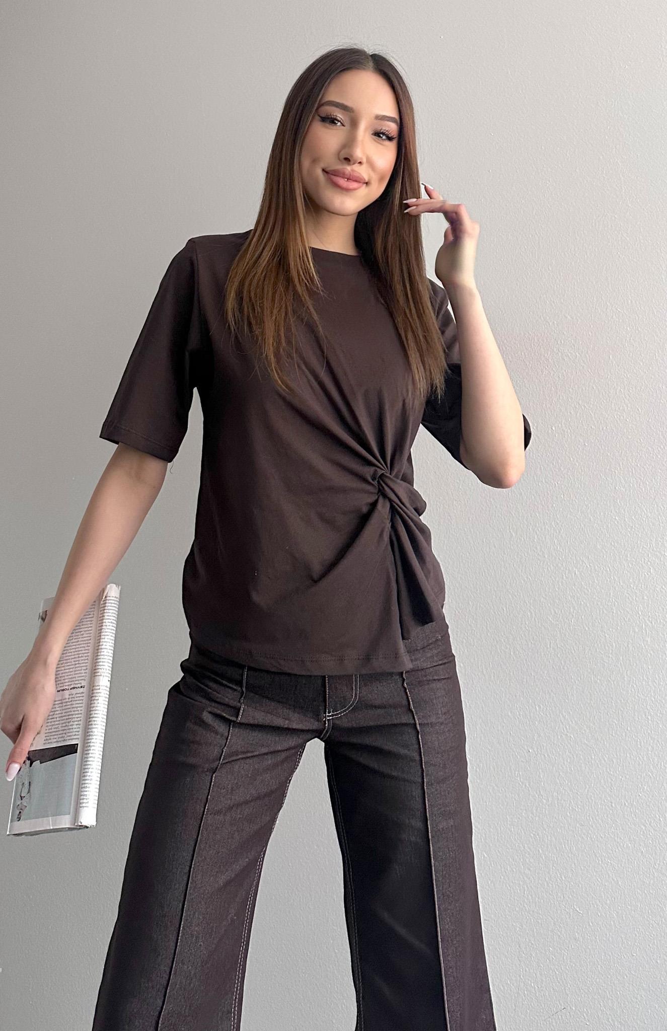 Omzu Vatkalı Yanı Düğümlü T-shirt KAHVERENGİ