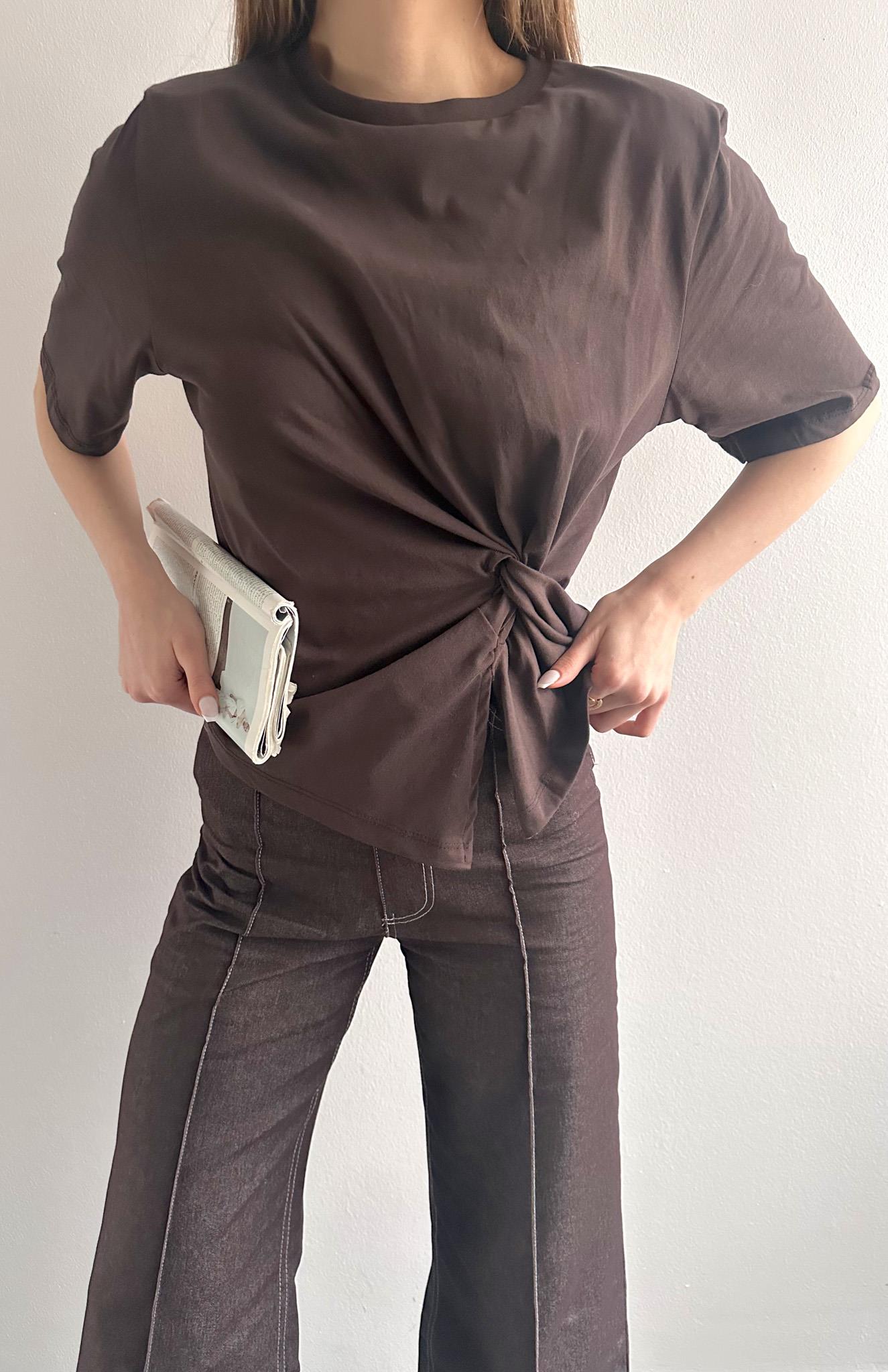 Omzu Vatkalı Yanı Düğümlü T-shirt KAHVERENGİ