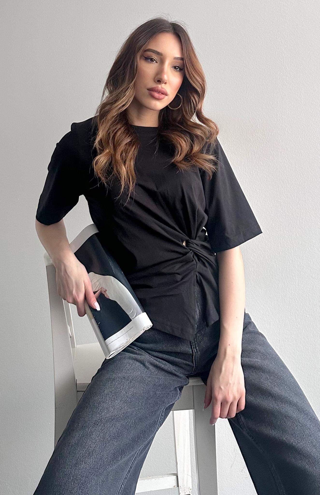 Omzu Vatkalı Yanı Düğümlü T-shirt SİYAH