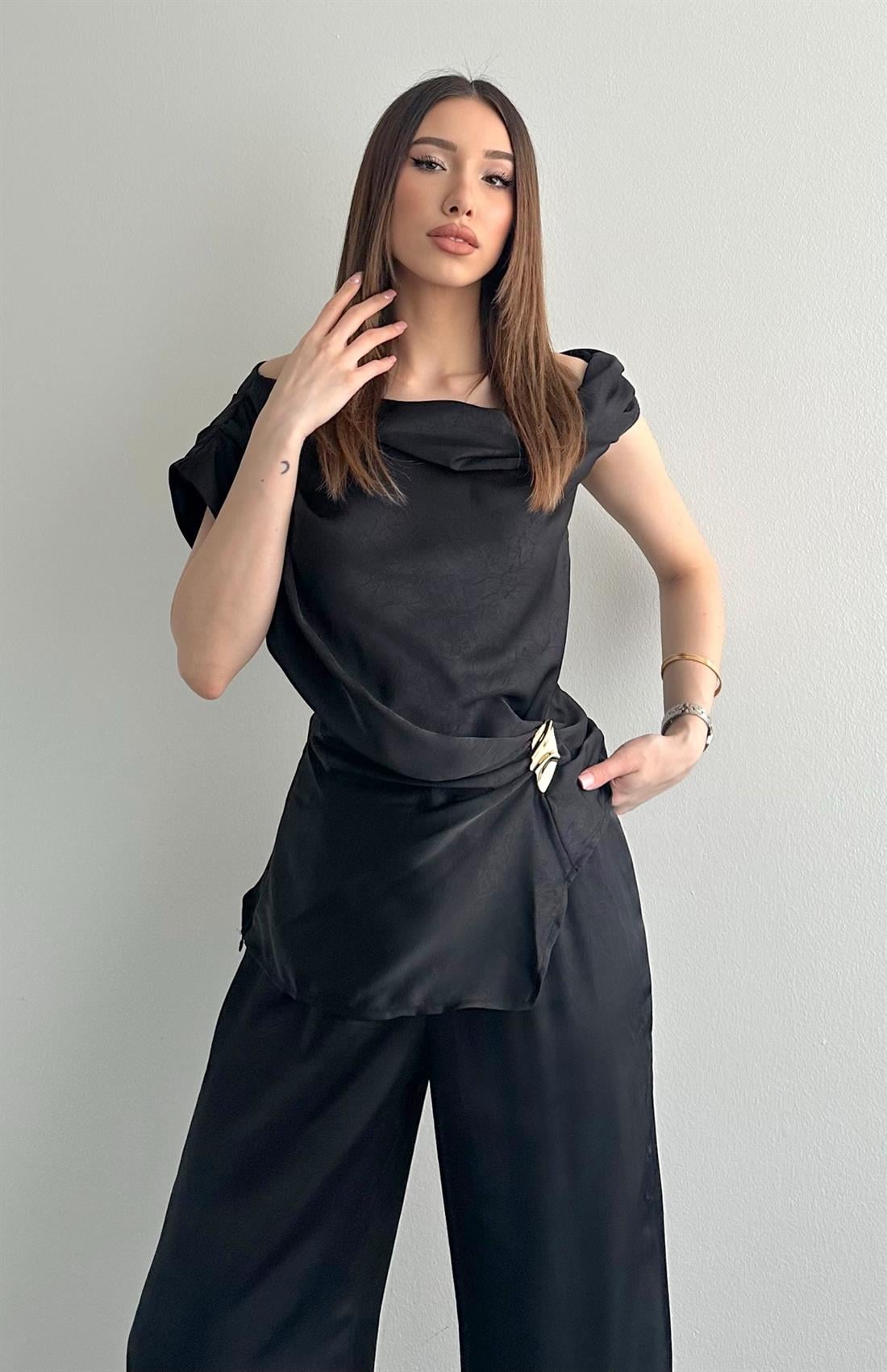 Aksesuar Detaylı Bluz SİYAH