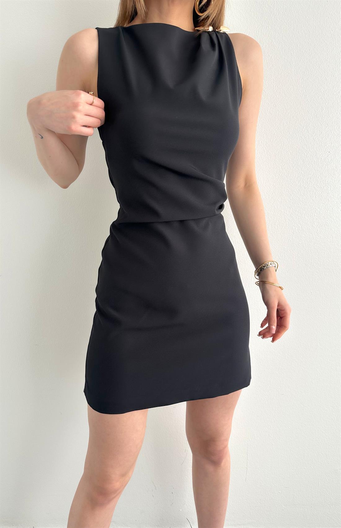 Aksesuar Detaylı Kolsuz Drapeli Yuvarlak Yaka Mini Elbise SİYAH