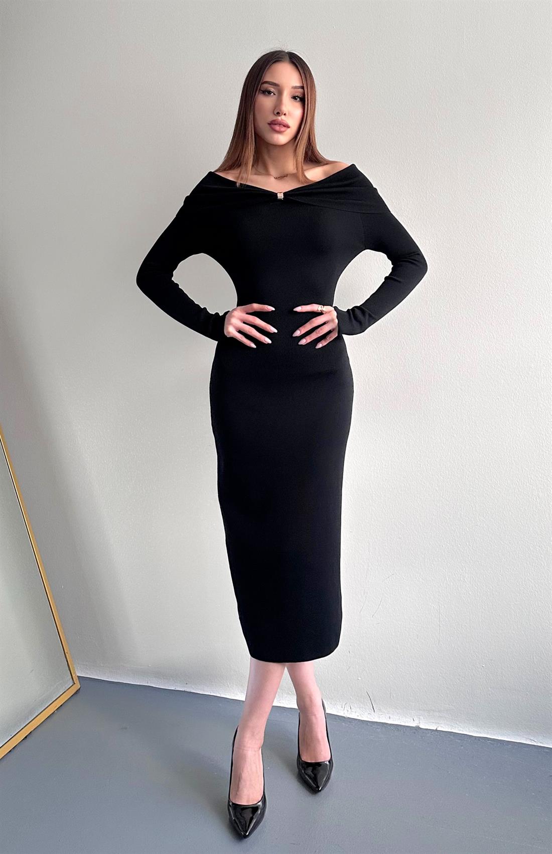 Barkot Yaka Aksesuar Detaylı Triko Elbise SİYAH