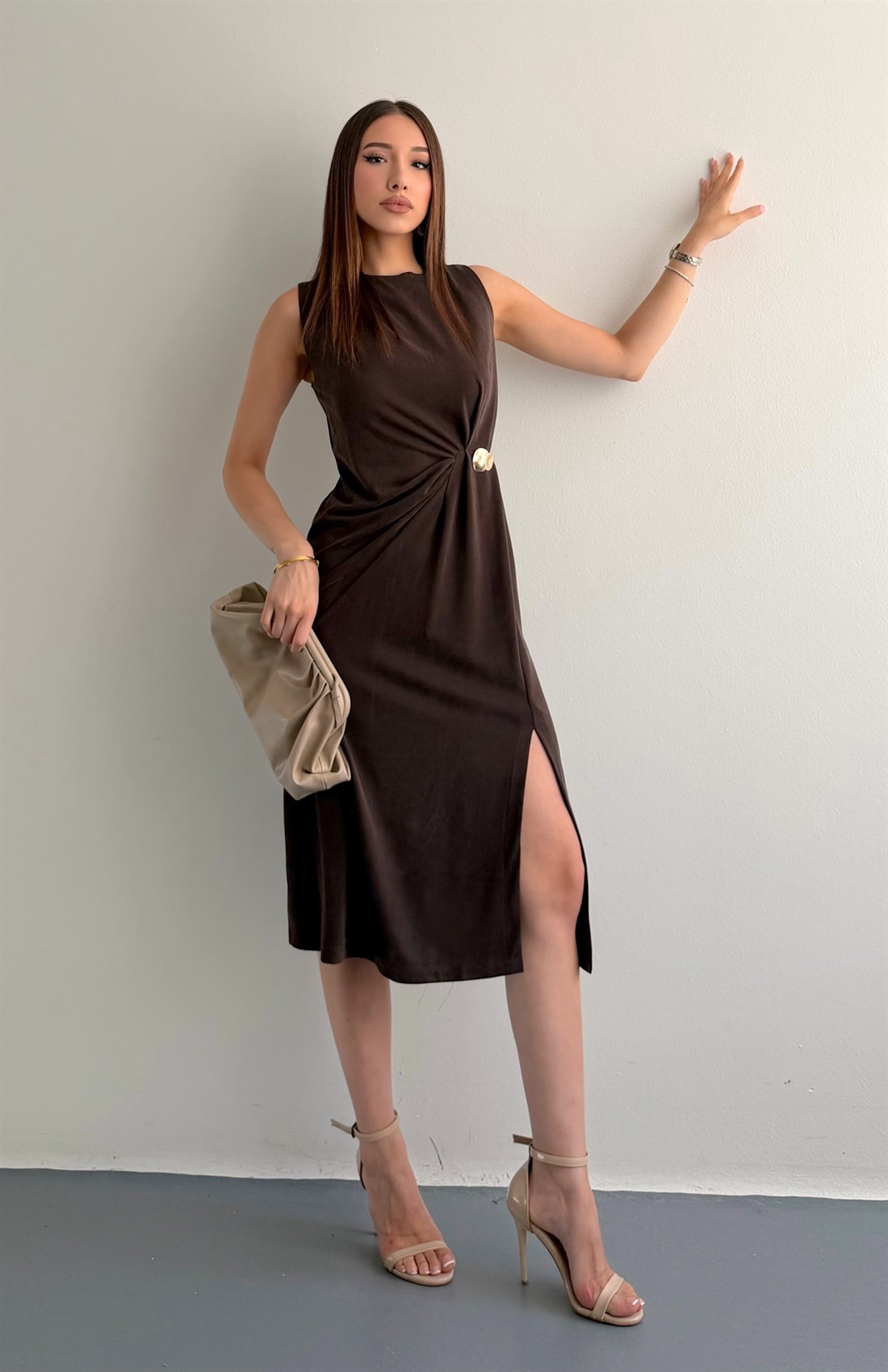 Yan Tokalı Likrali Elbise KAHVERENGİ