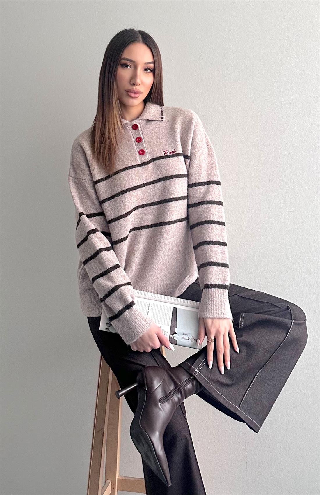 Renkli Düğmeli Nakiş Detay Triko VİZON