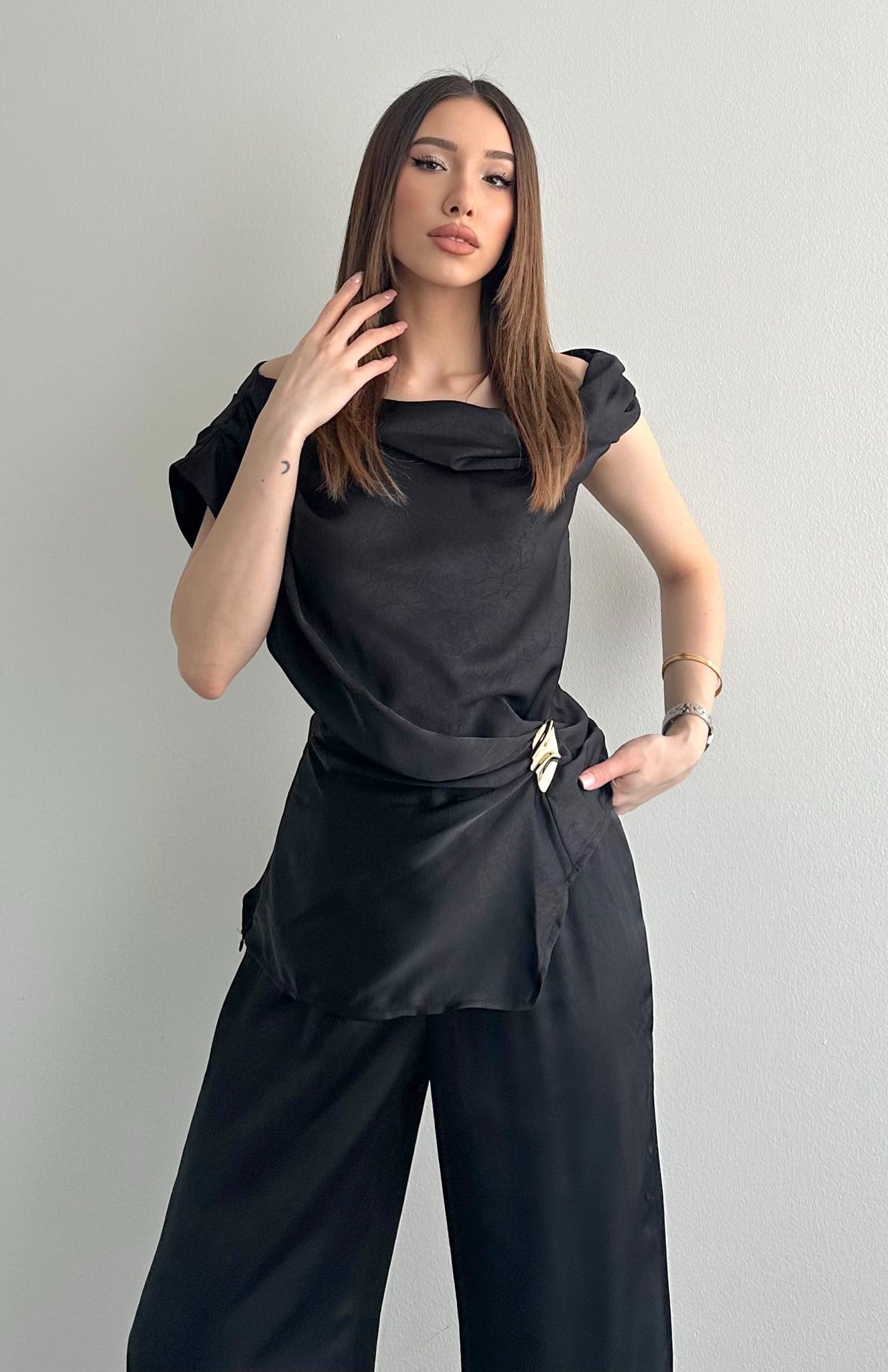 Aksesuar Detaylı Bluz SİYAH