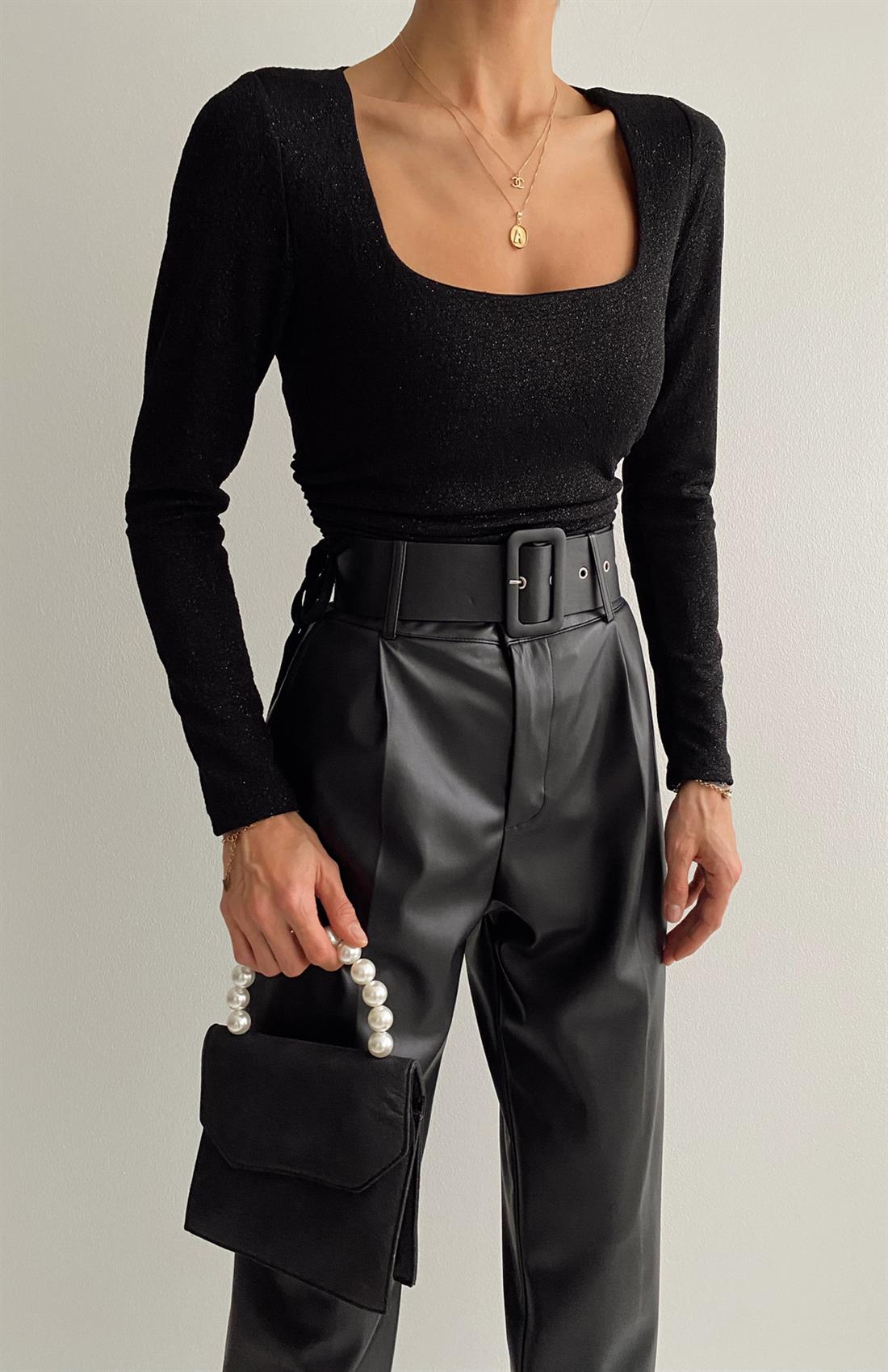 Kare Yaka Simlli Bluz SİYAH