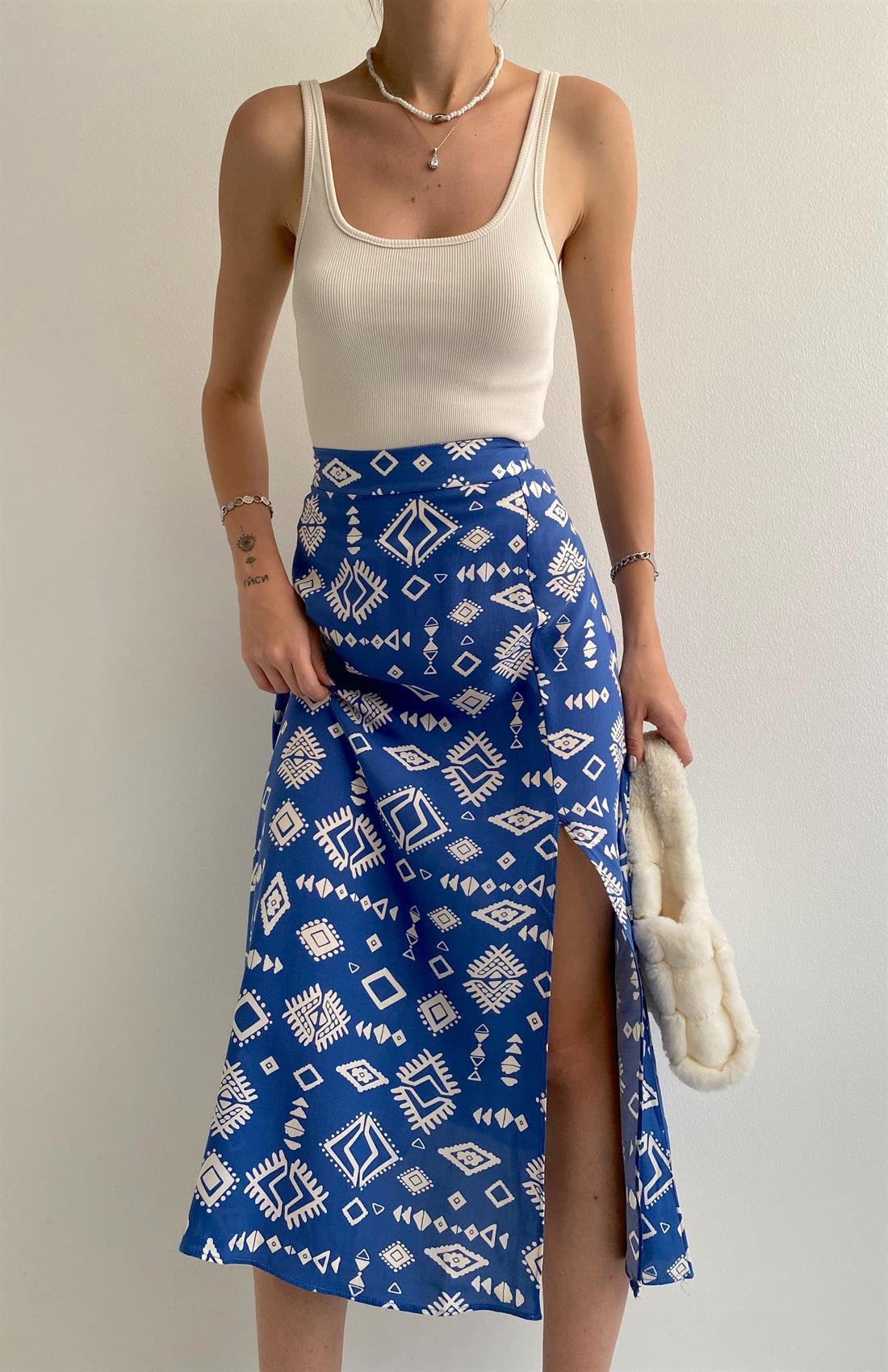 Desenli Yırtmaçlı Etek MAVİ