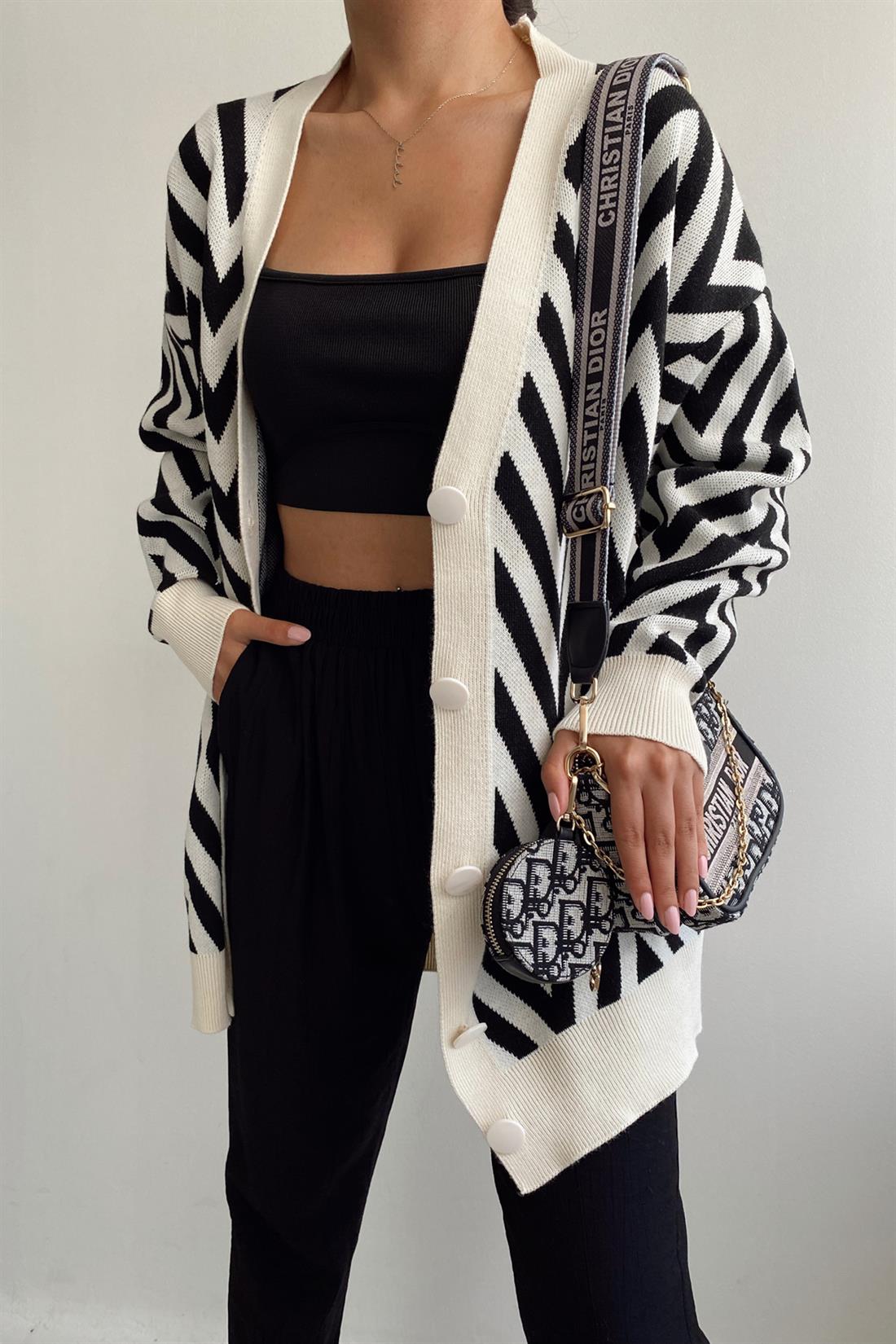 Beş Düğmeli Zebra Desen Hırka SİYAH