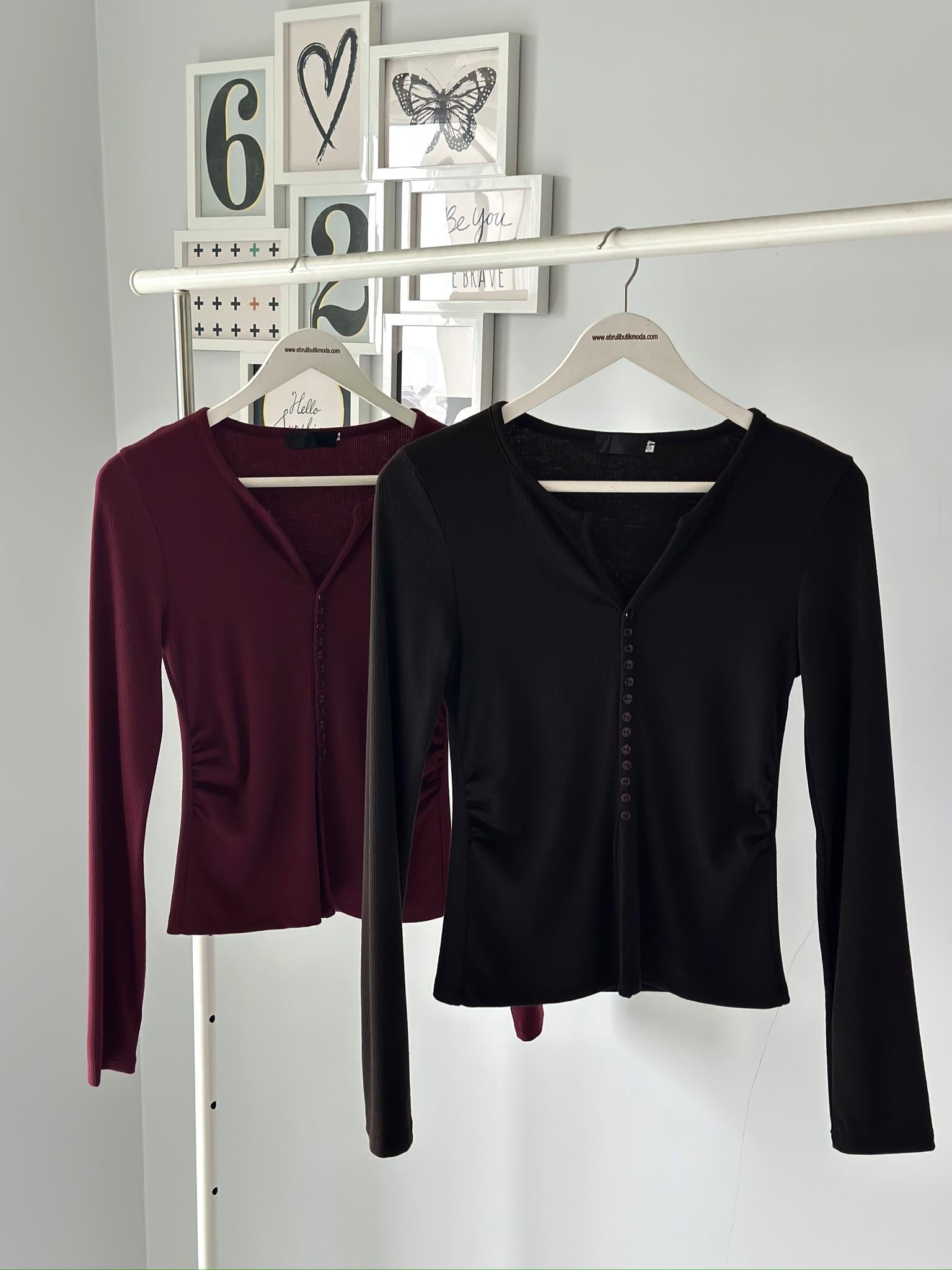 DÜĞME DETAYLI BÜZGÜLÜ BLUZ