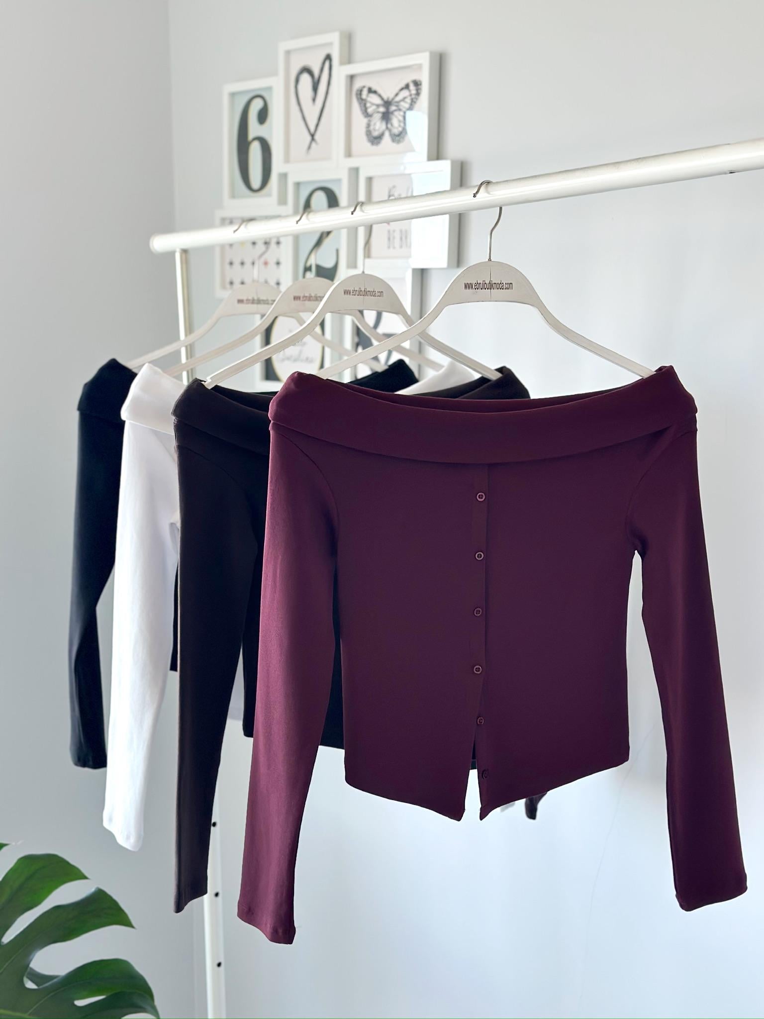 OMUZLARI AÇIK DÜĞMELİ BLUZ