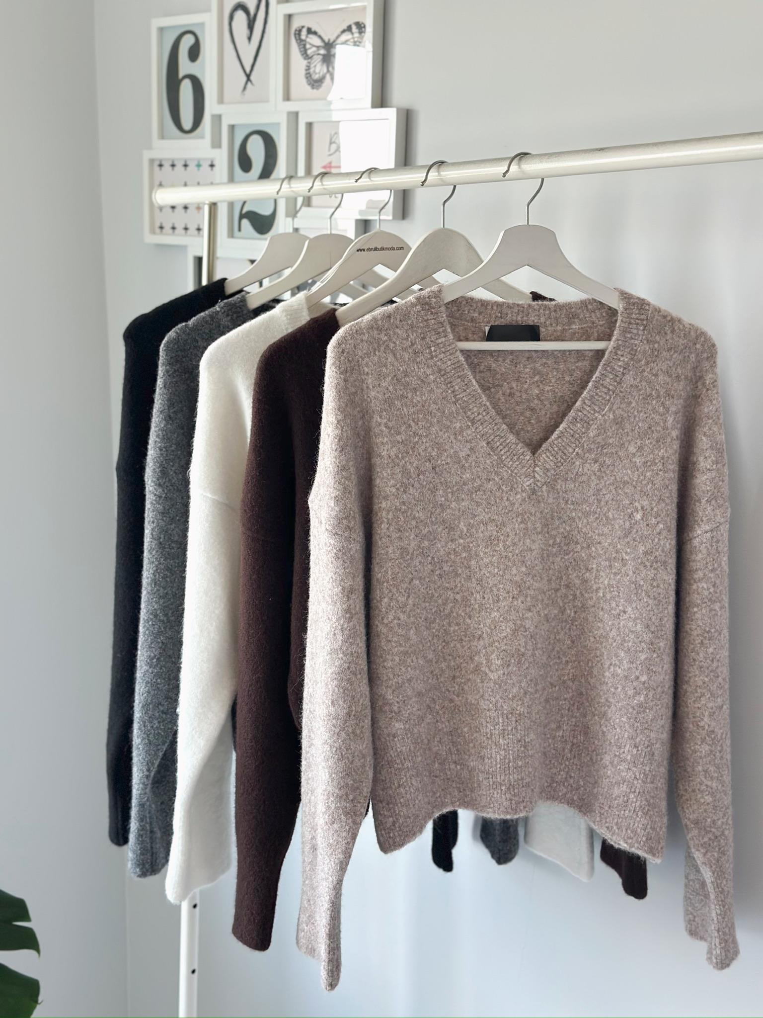 V YAKA YUMUŞAK DOKULU TRİKO