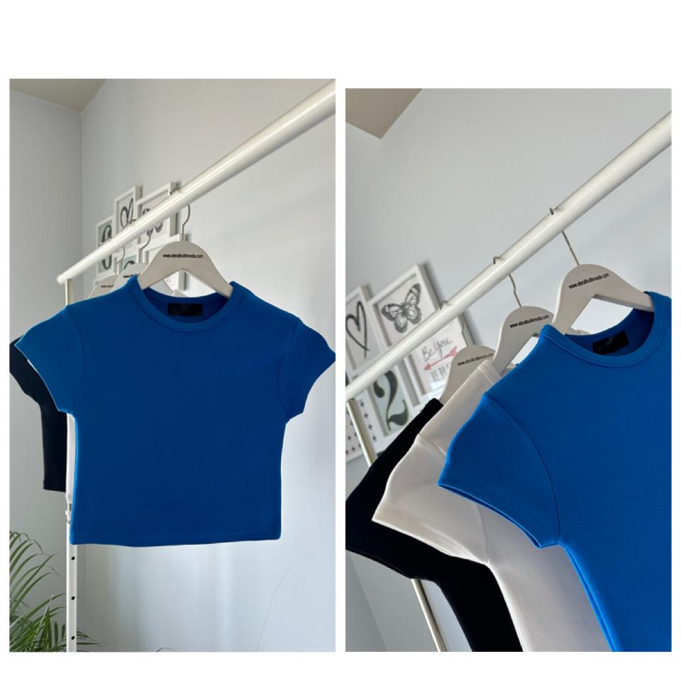 VÜCUDA OTURAN CROPTOP