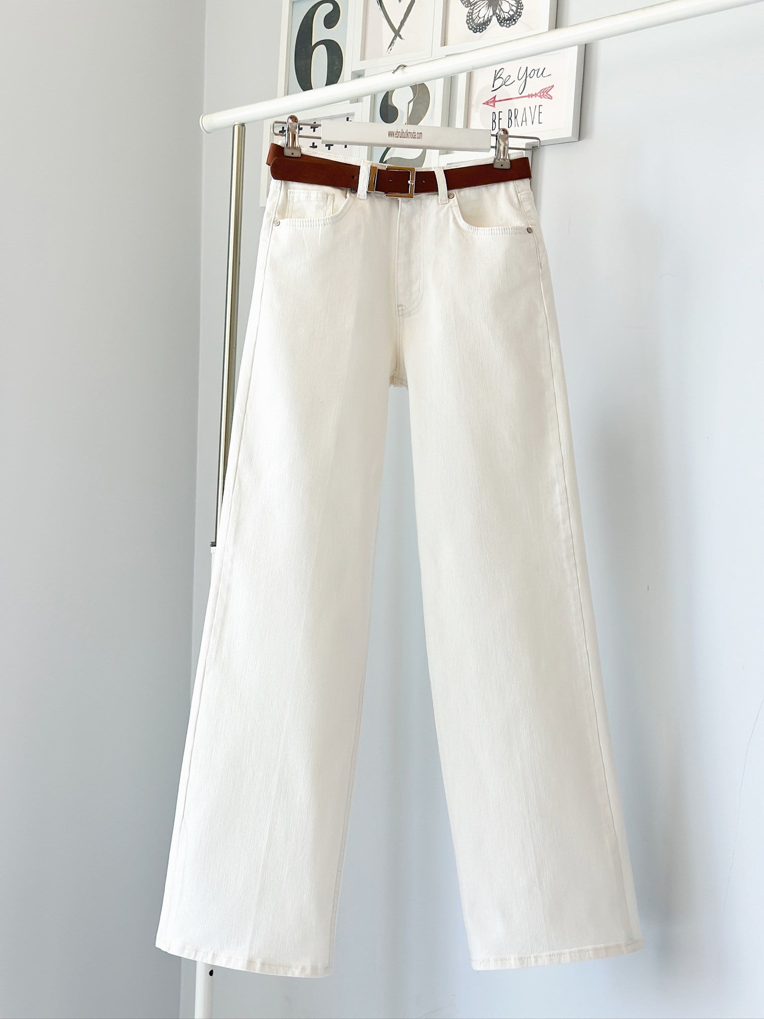 WHITE STRAIGHT FIT KEMERLİ JEAN