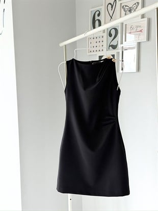 AKSESUAR DETAYLI ELBİSE