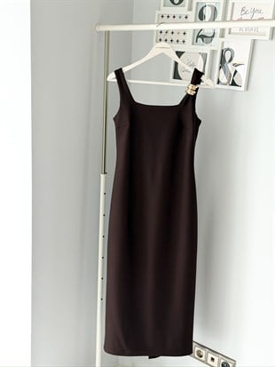 AKSESUARLI MİDİ ELBİSE