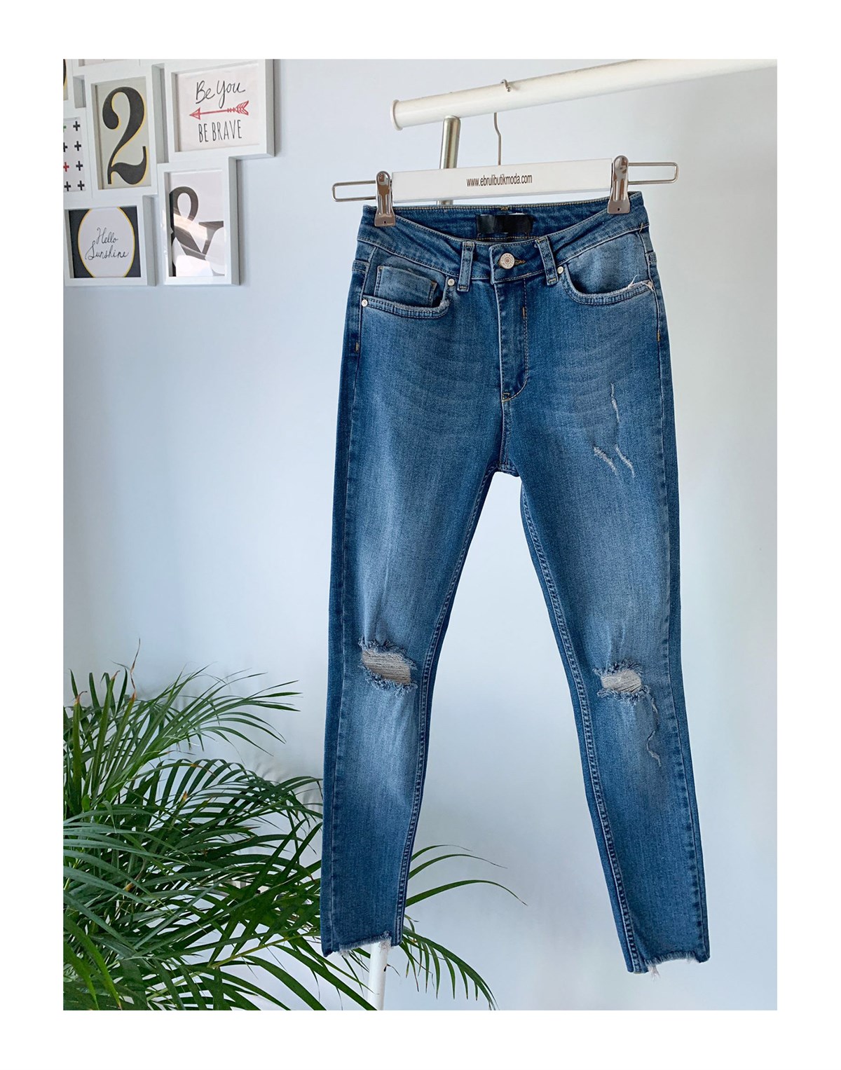 AÇIK MAVİ YIRTIKLI JEAN